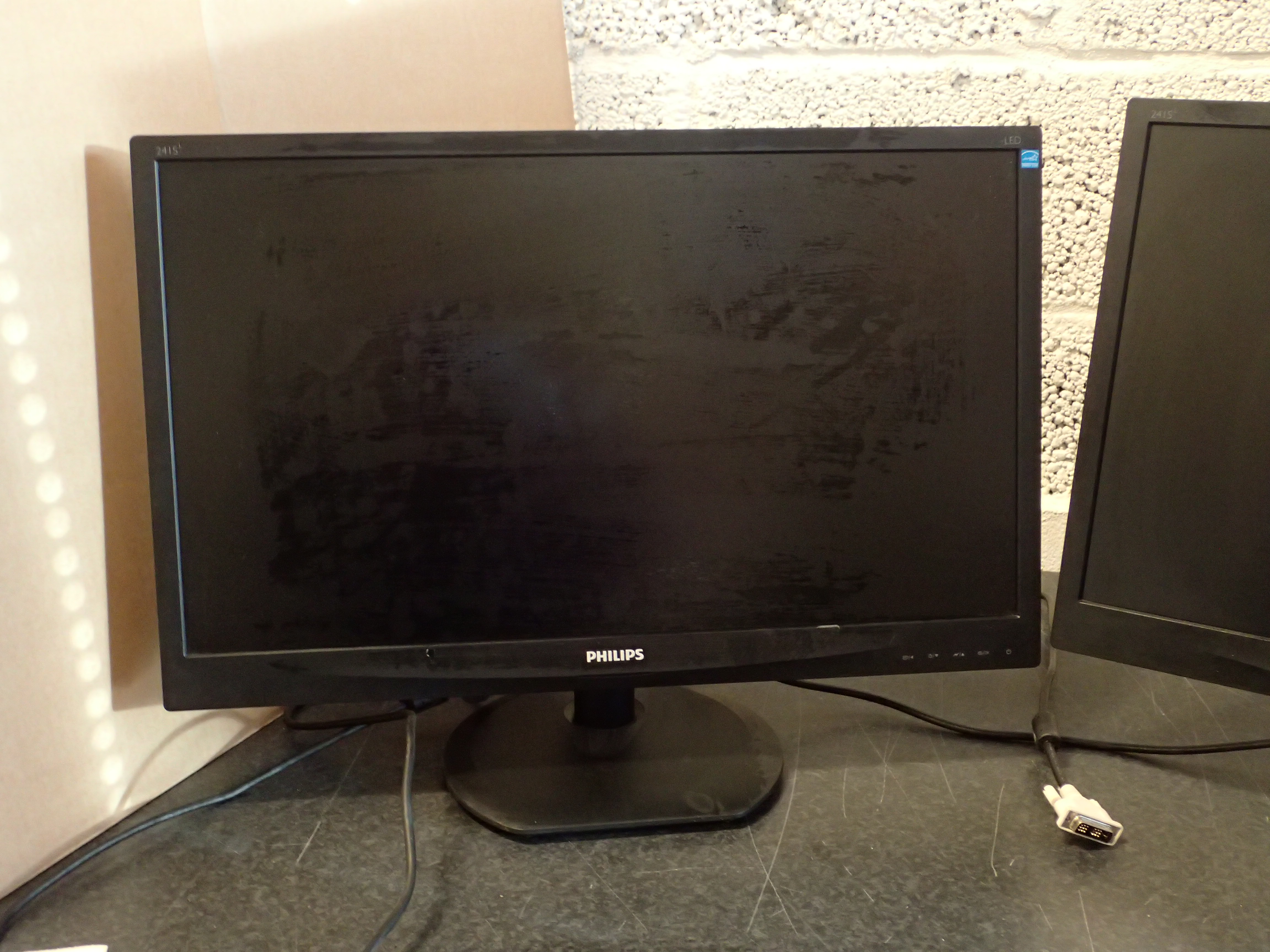 2 computer monitors LED Philips PS Auction We value the future