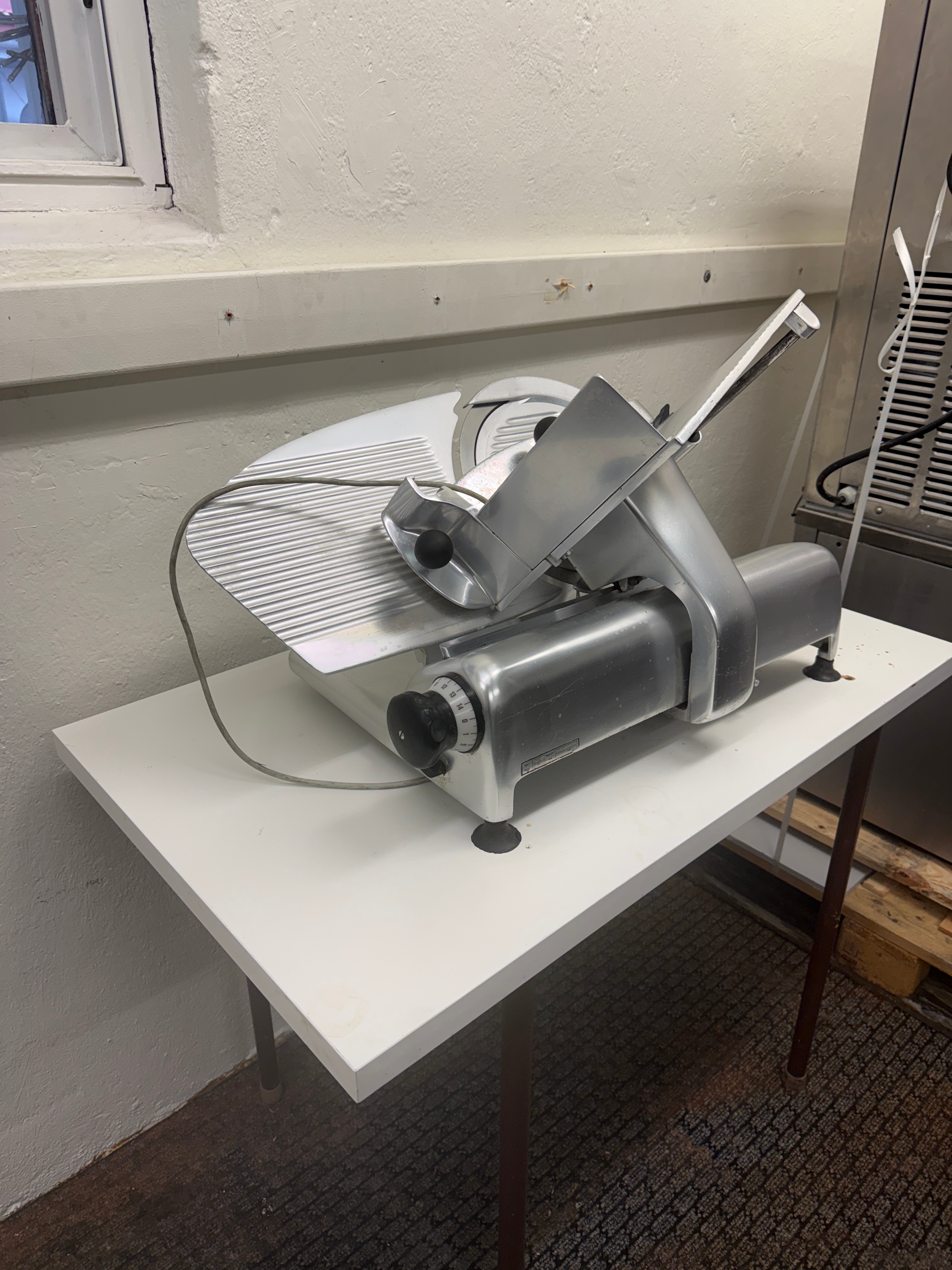 Video preview for Cutting machine, inclined blade 30 cm. Bizerba Tripas