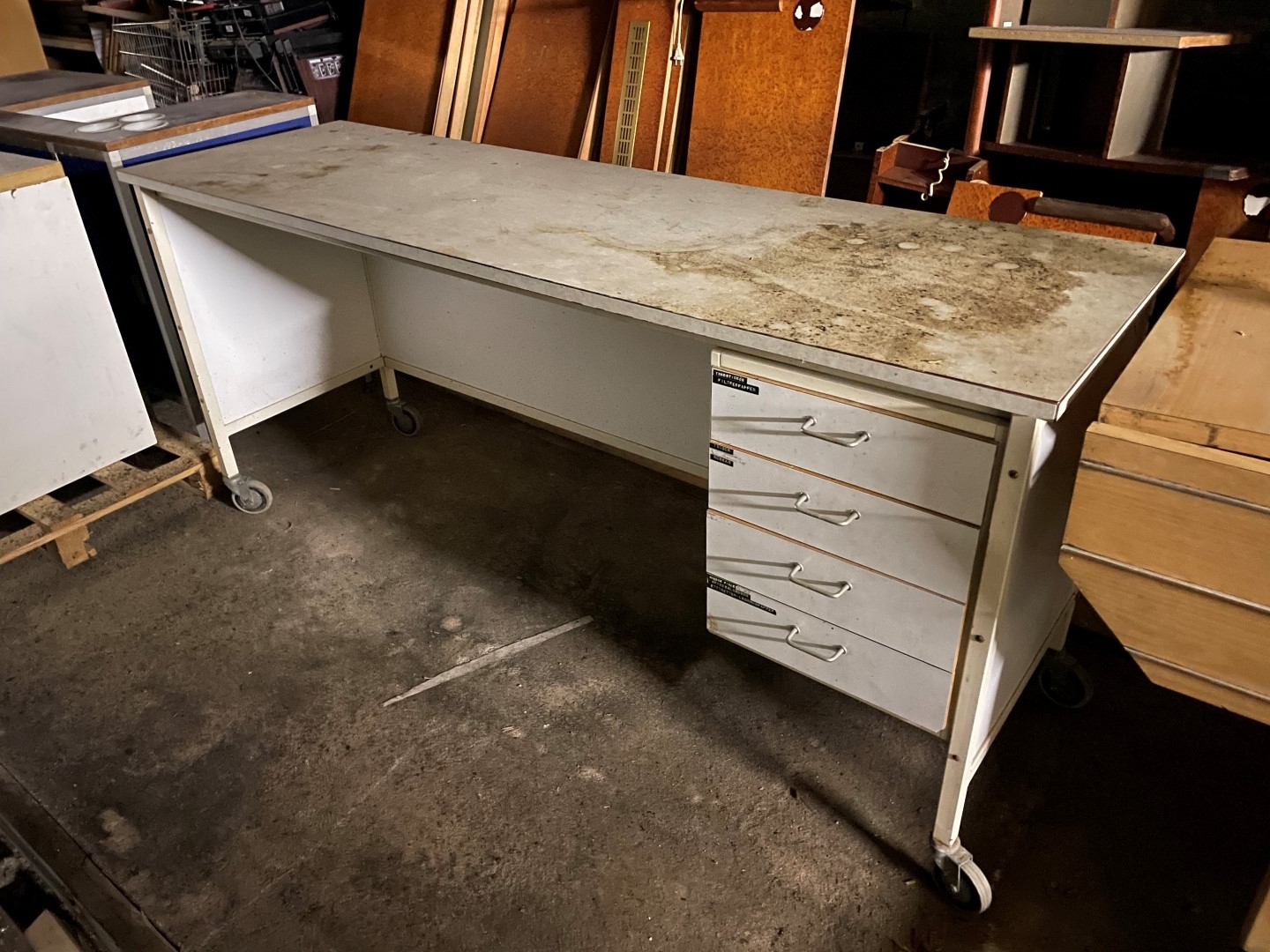 Cash desk and workbench on wheels - PS Auction - We value the future ...
