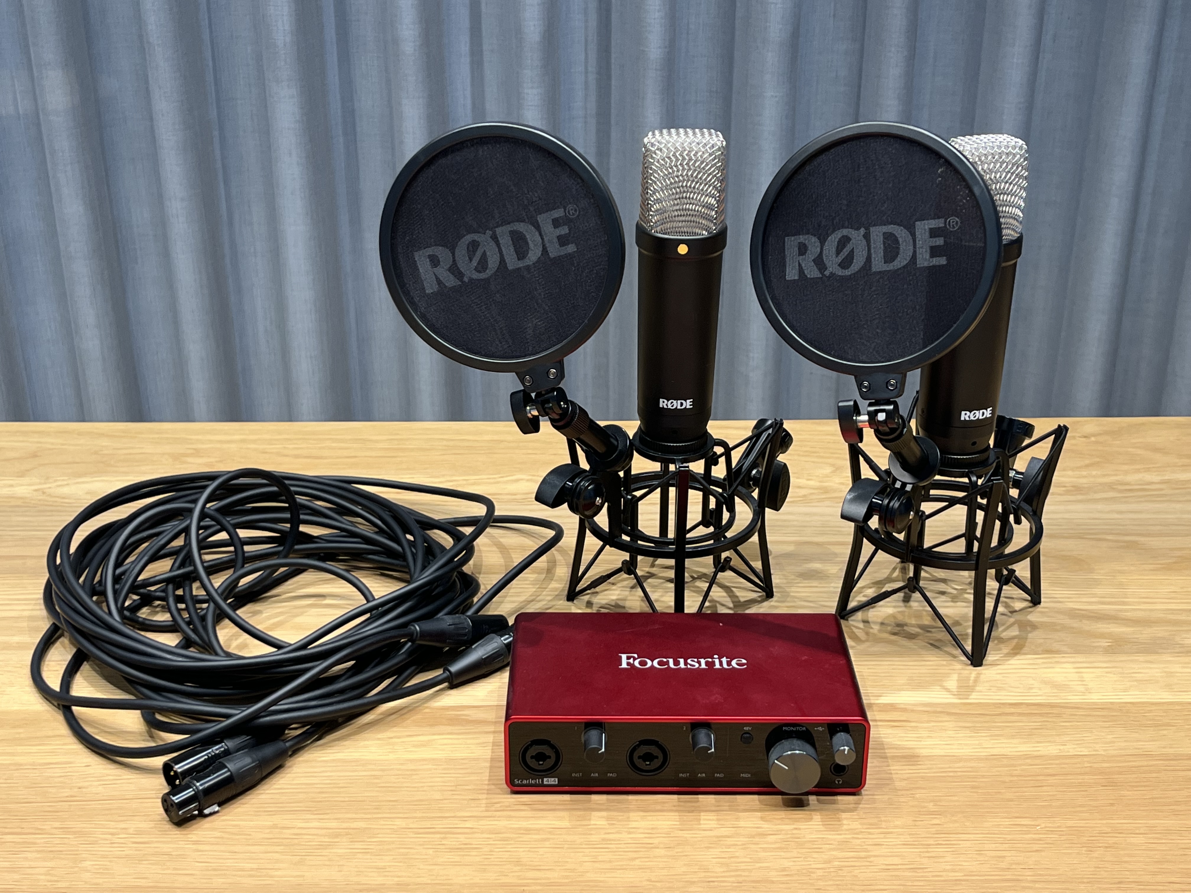2 microphones, Røde NT1 and Focusrite Scarlett 4i4 - PS Auction