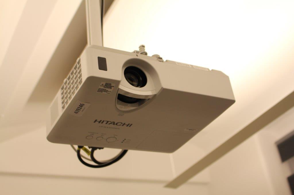 Hitachi Projector And Projector Screen Ps Auction We Value The