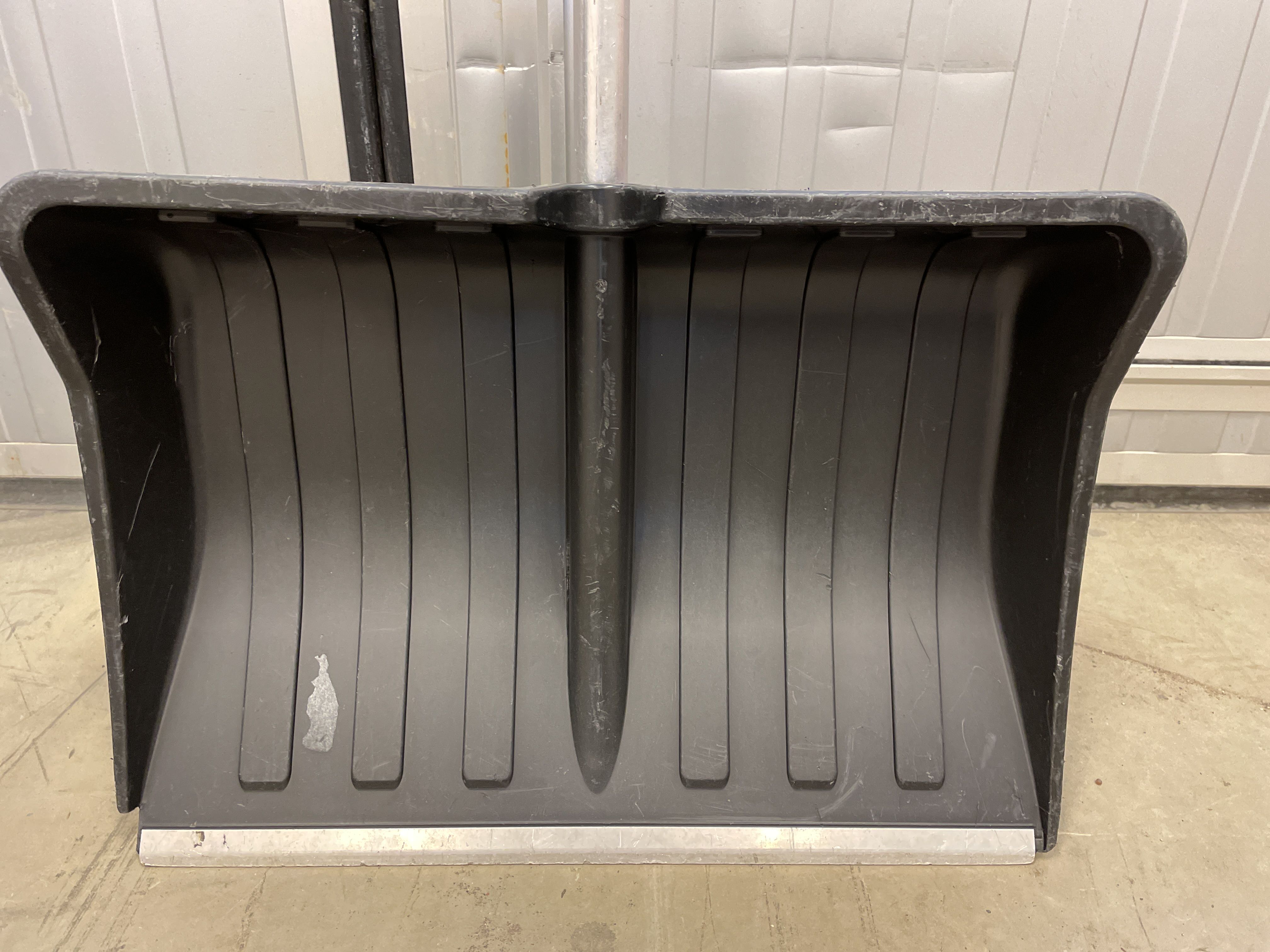 Snow sled & shovel PS Auction We value the future Largest in net