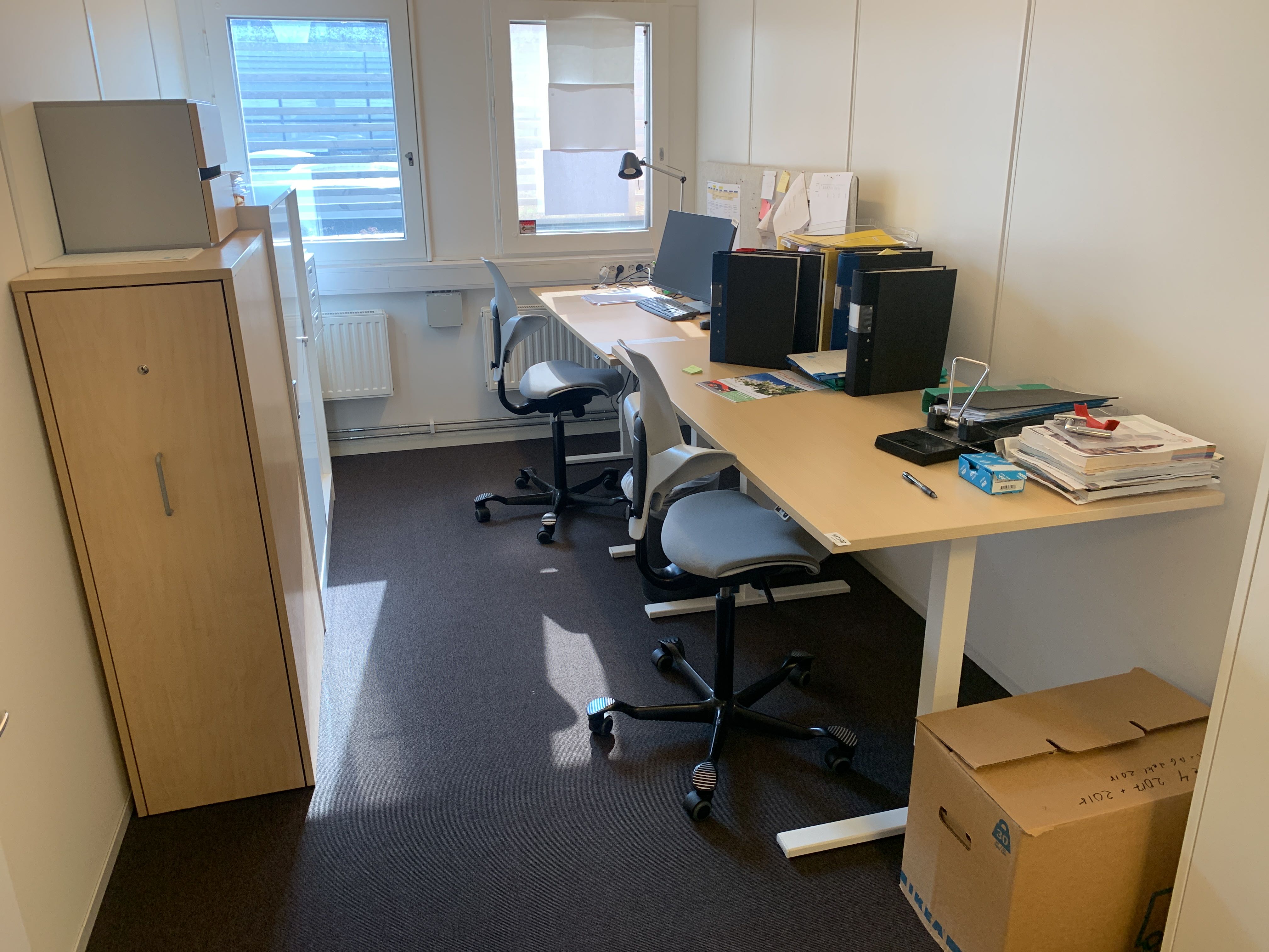 Office workstations 2 desks that can be raised and lowered PS Auction