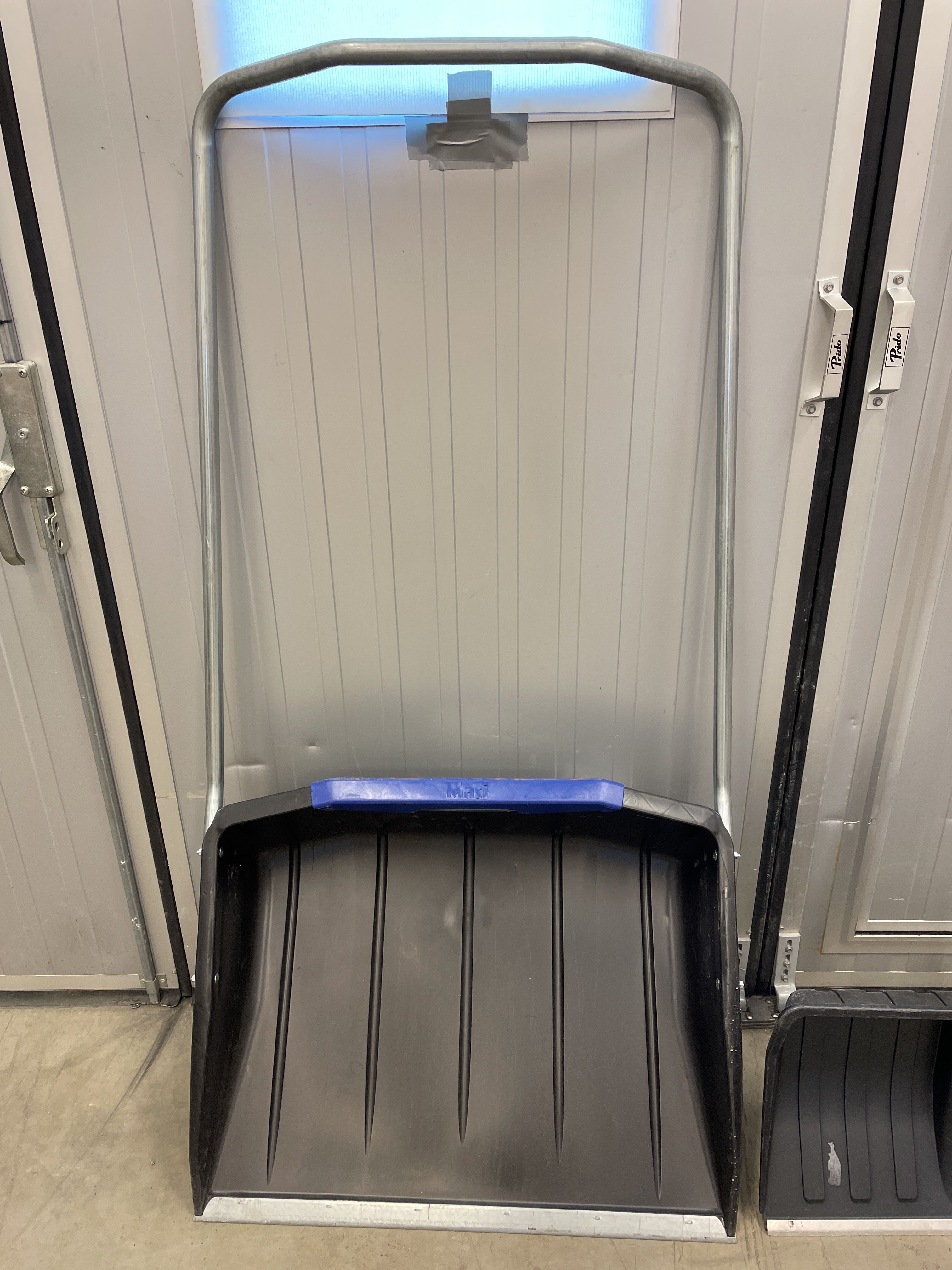 Snow sled & shovel PS Auction We value the future Largest in net