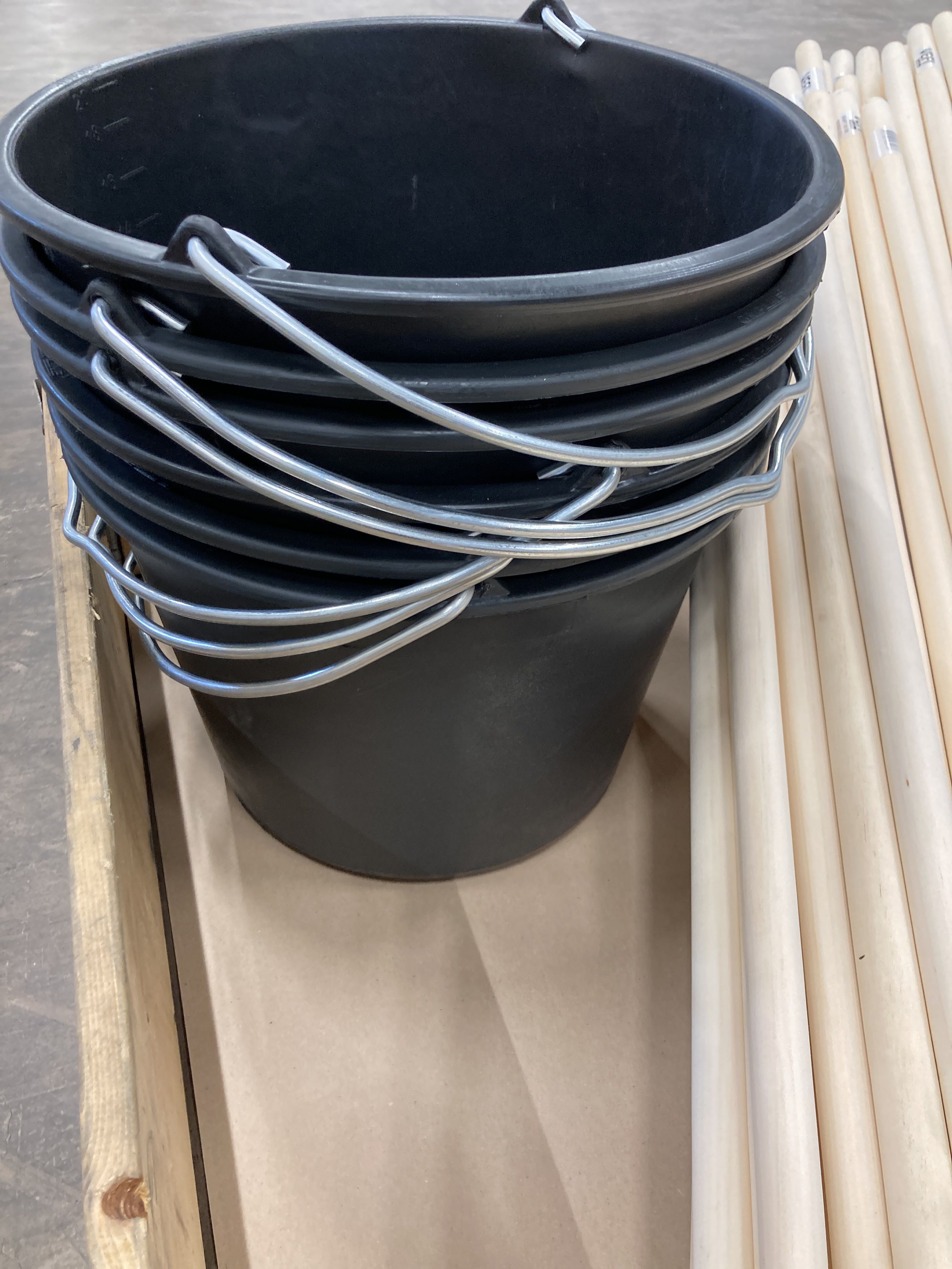 Assortment with handles and buckets PS Auction We value the future