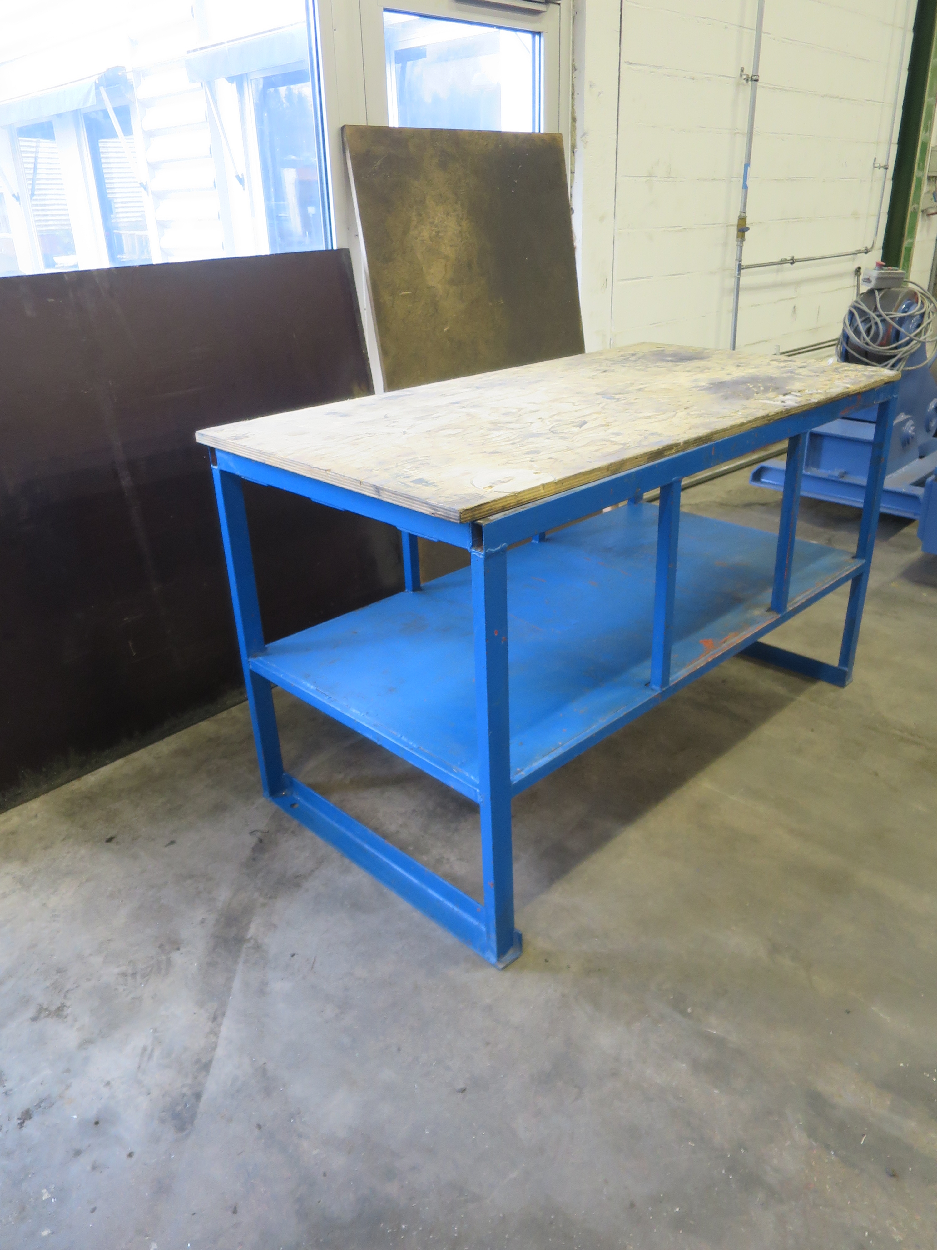 Stable work table - PS Auction - We value the future - Largest in net ...