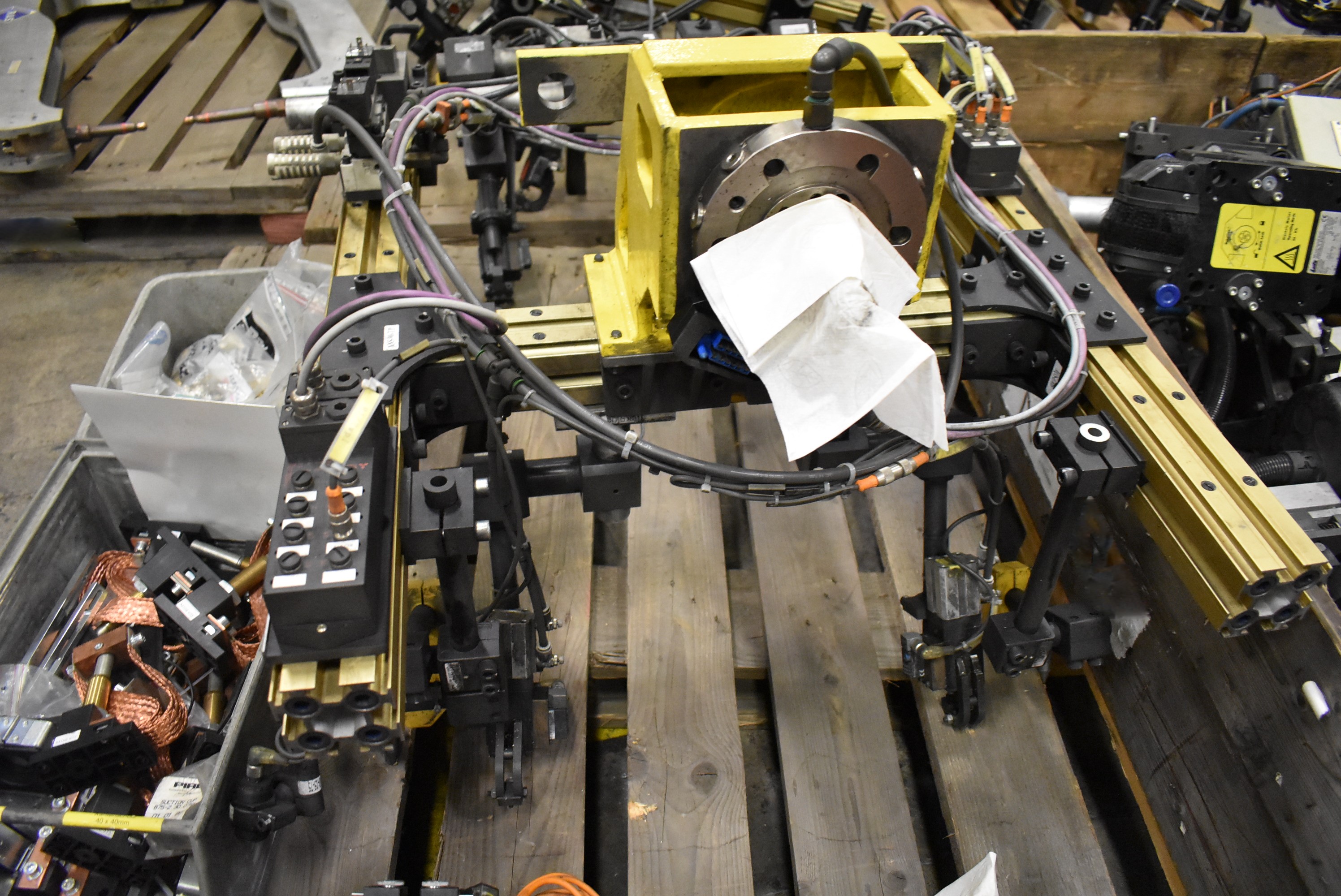 Robot gripping tools, various nibbles, earthing devices. - PS Auction ...