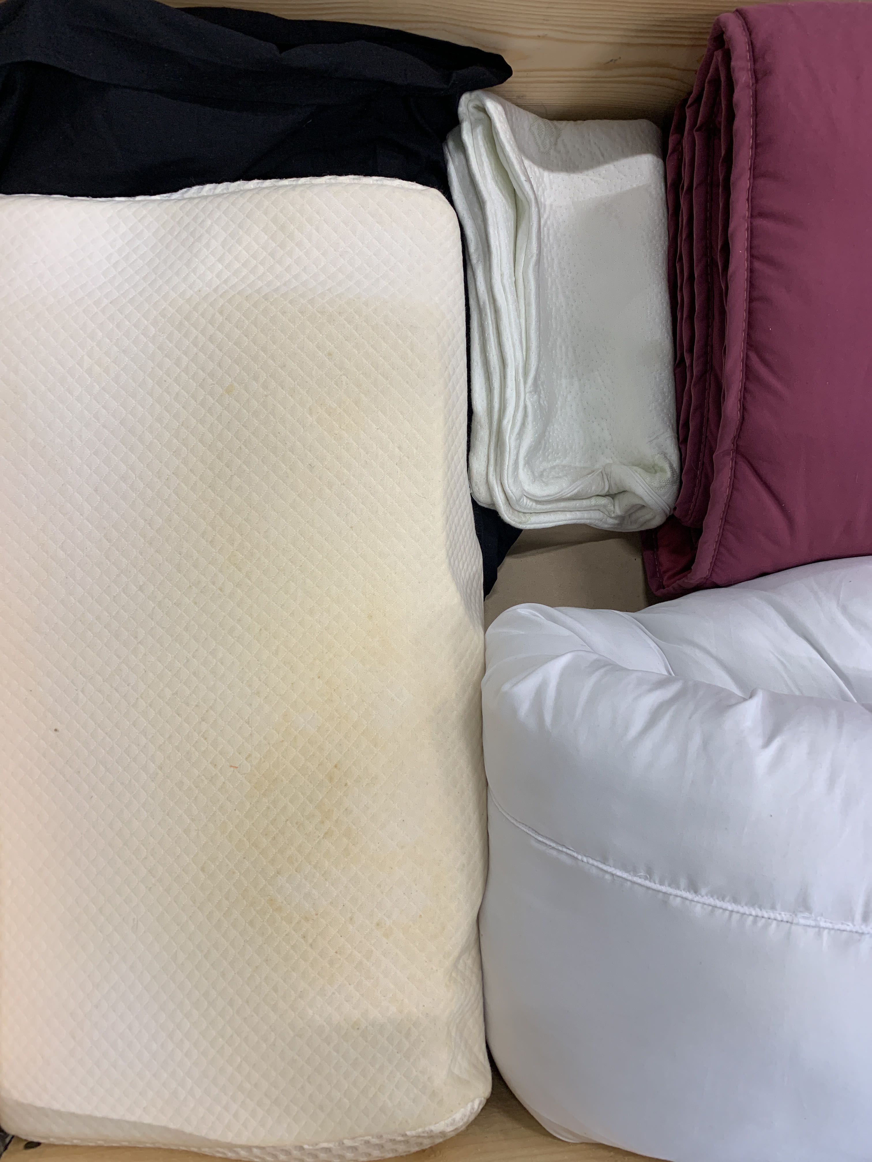 Assortment of bed accessories PS Auction We value the future