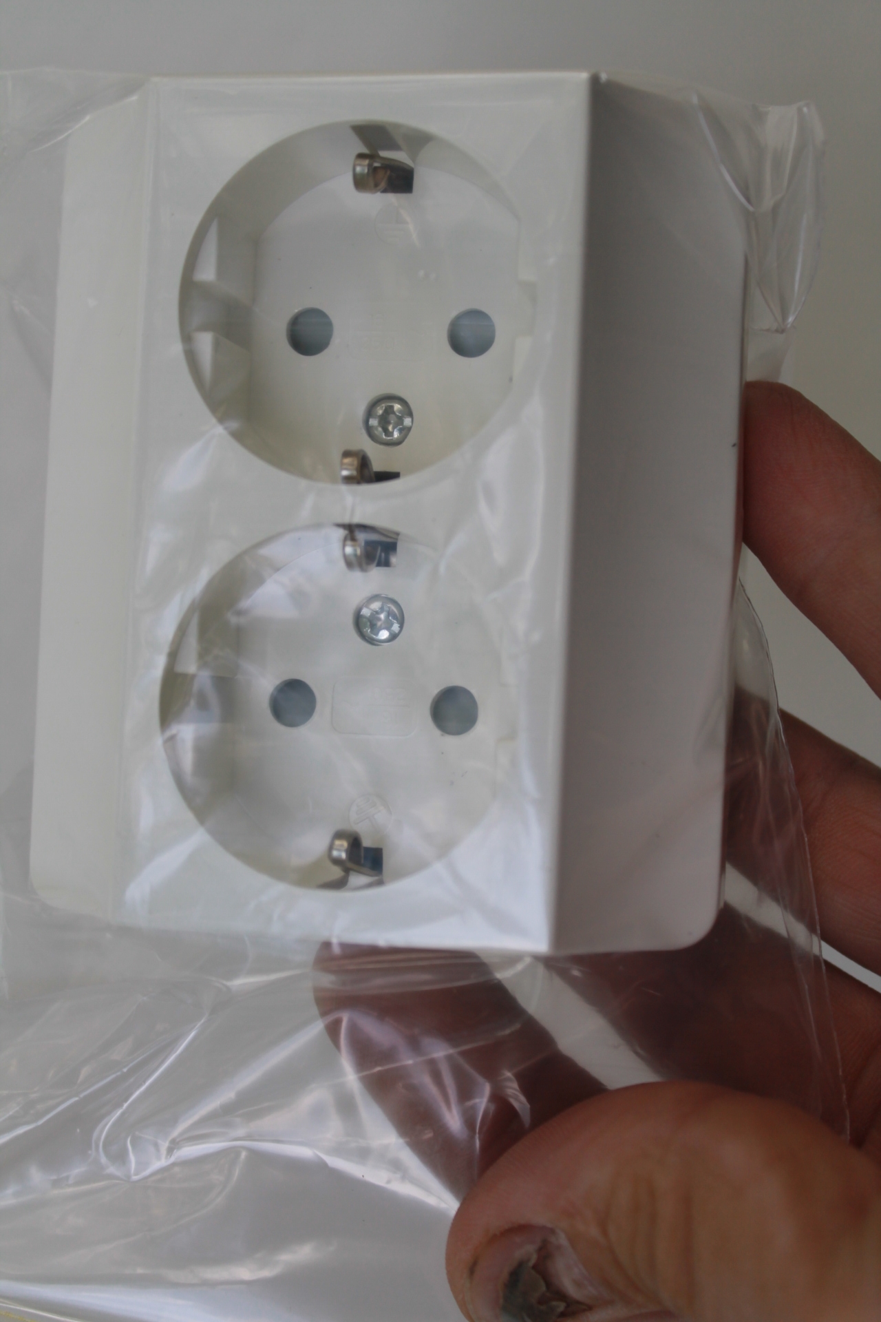 100 wall sockets earthed PS Auction We value the future Largest