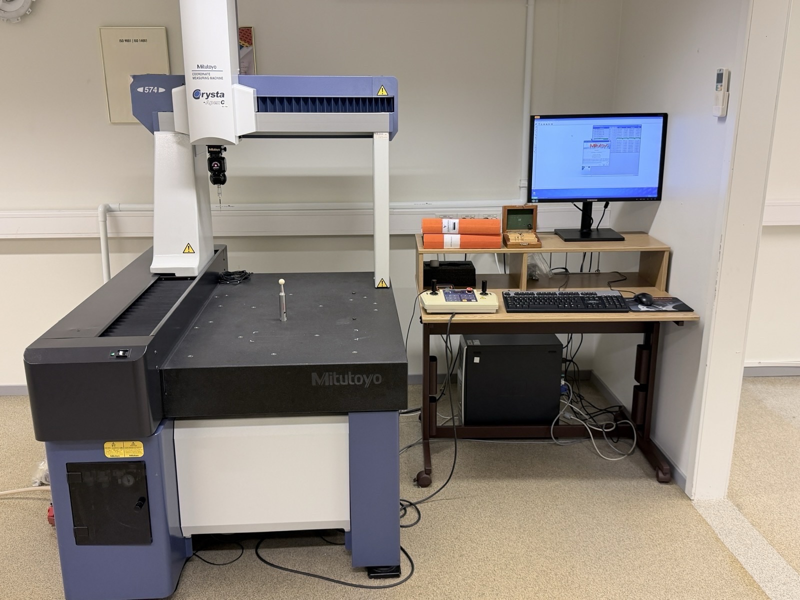 Coordinate measuring machine with accessories - Mitutoyo Crysta