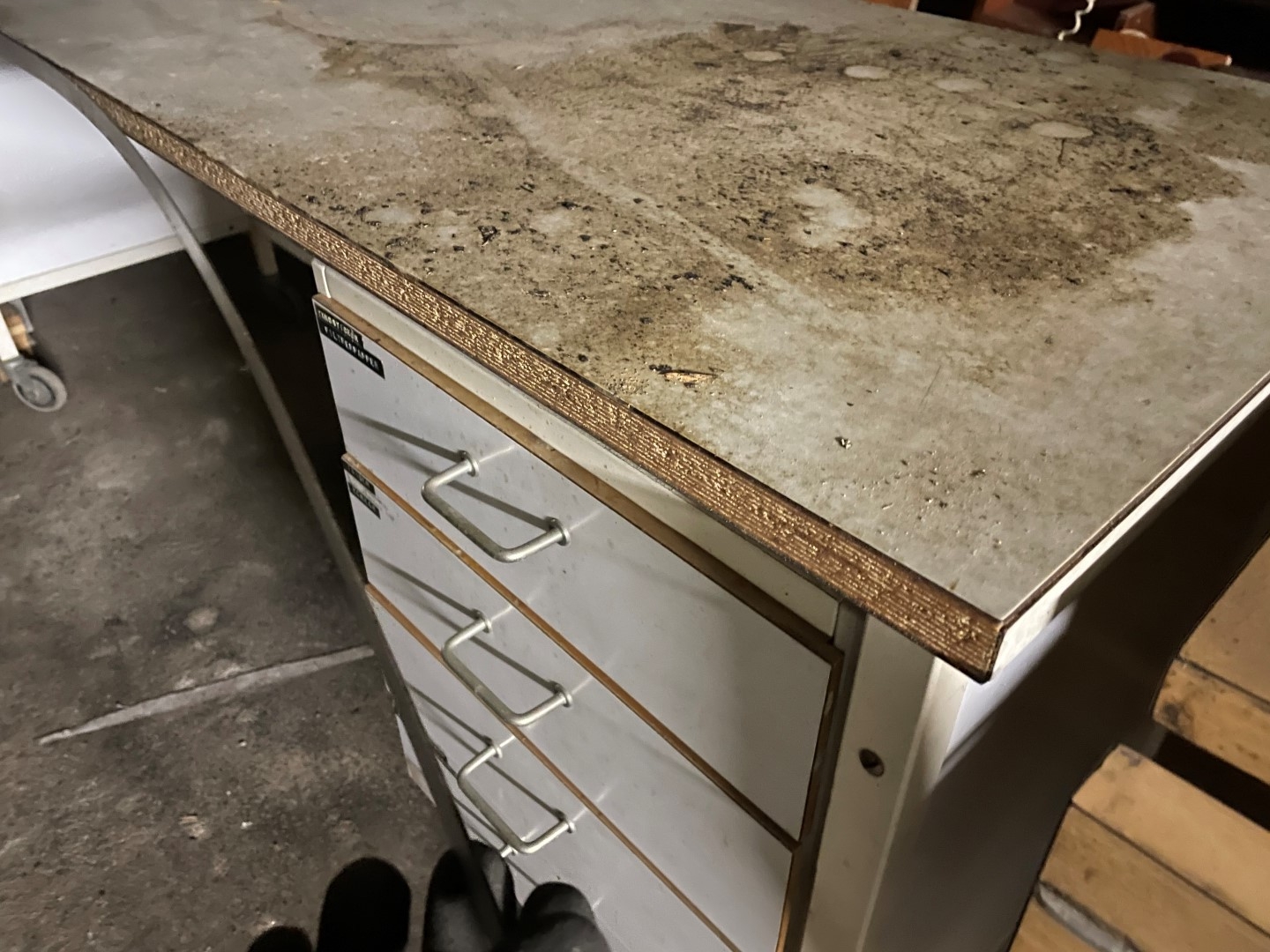 Cash desk and workbench on wheels - PS Auction - We value the future ...