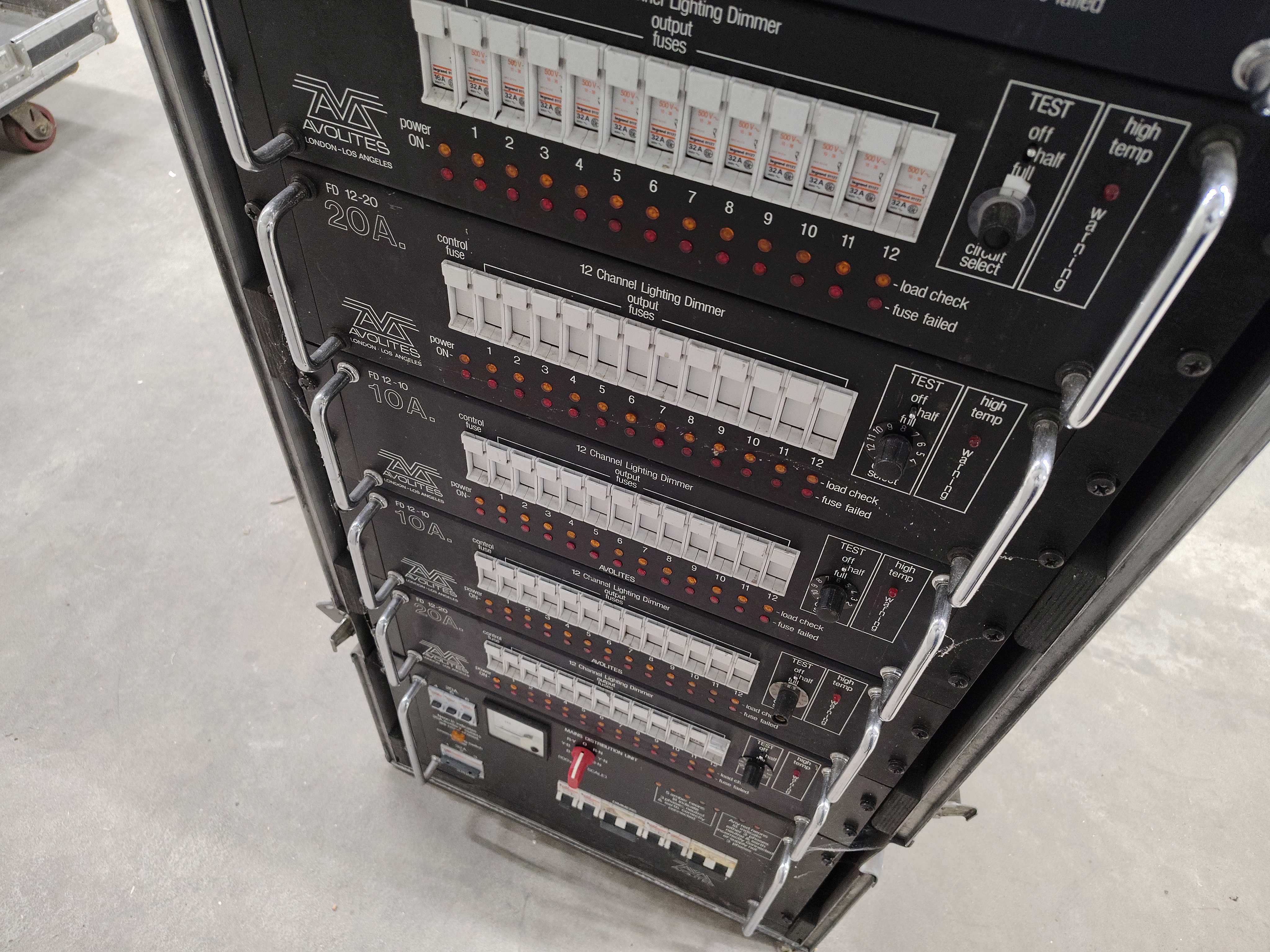 72 kanalers dimmer – Avolites, med kablage och rackskåp - Auktioner ...