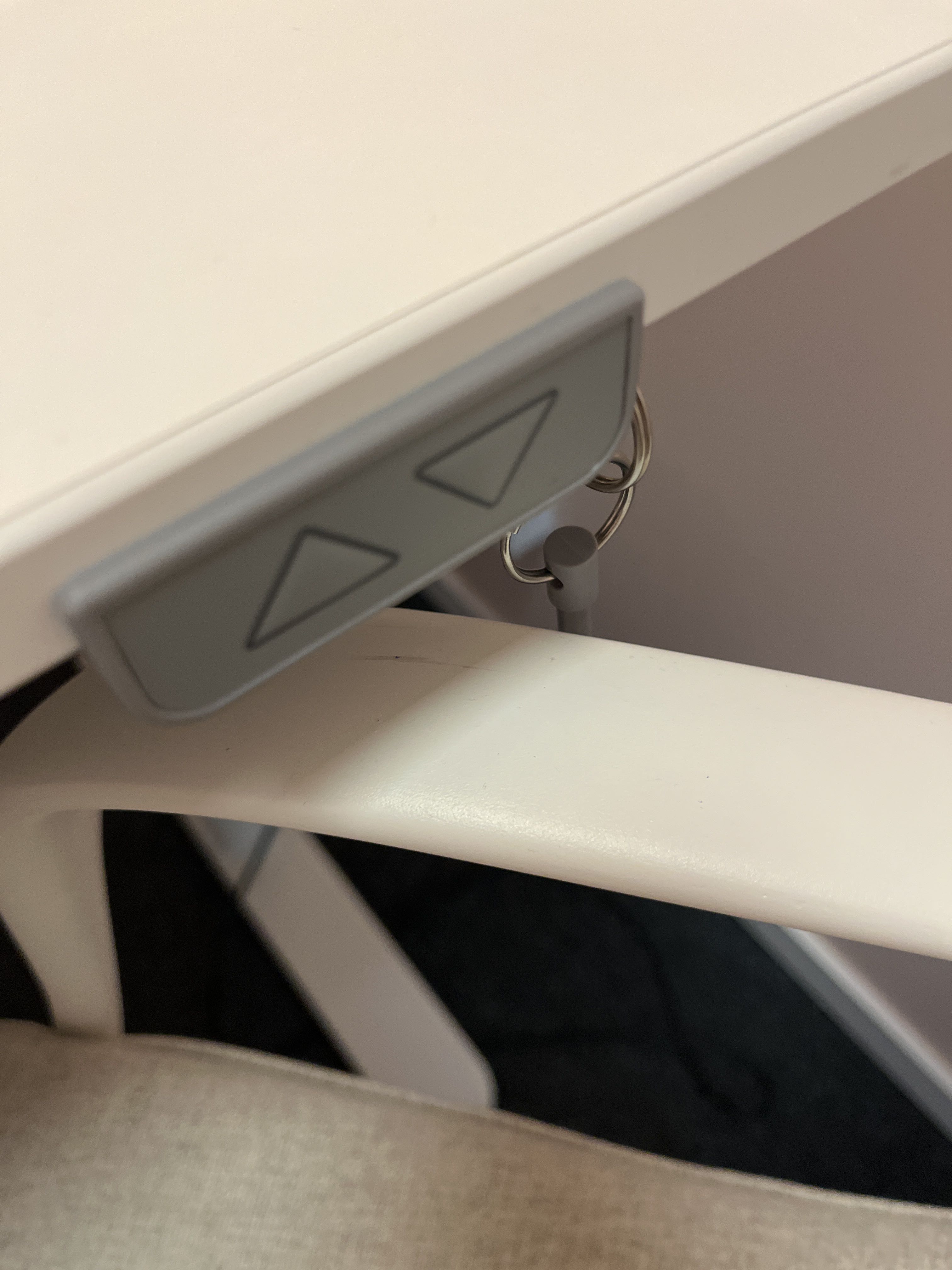 Office furniture / everything in the room PS Auction We value the