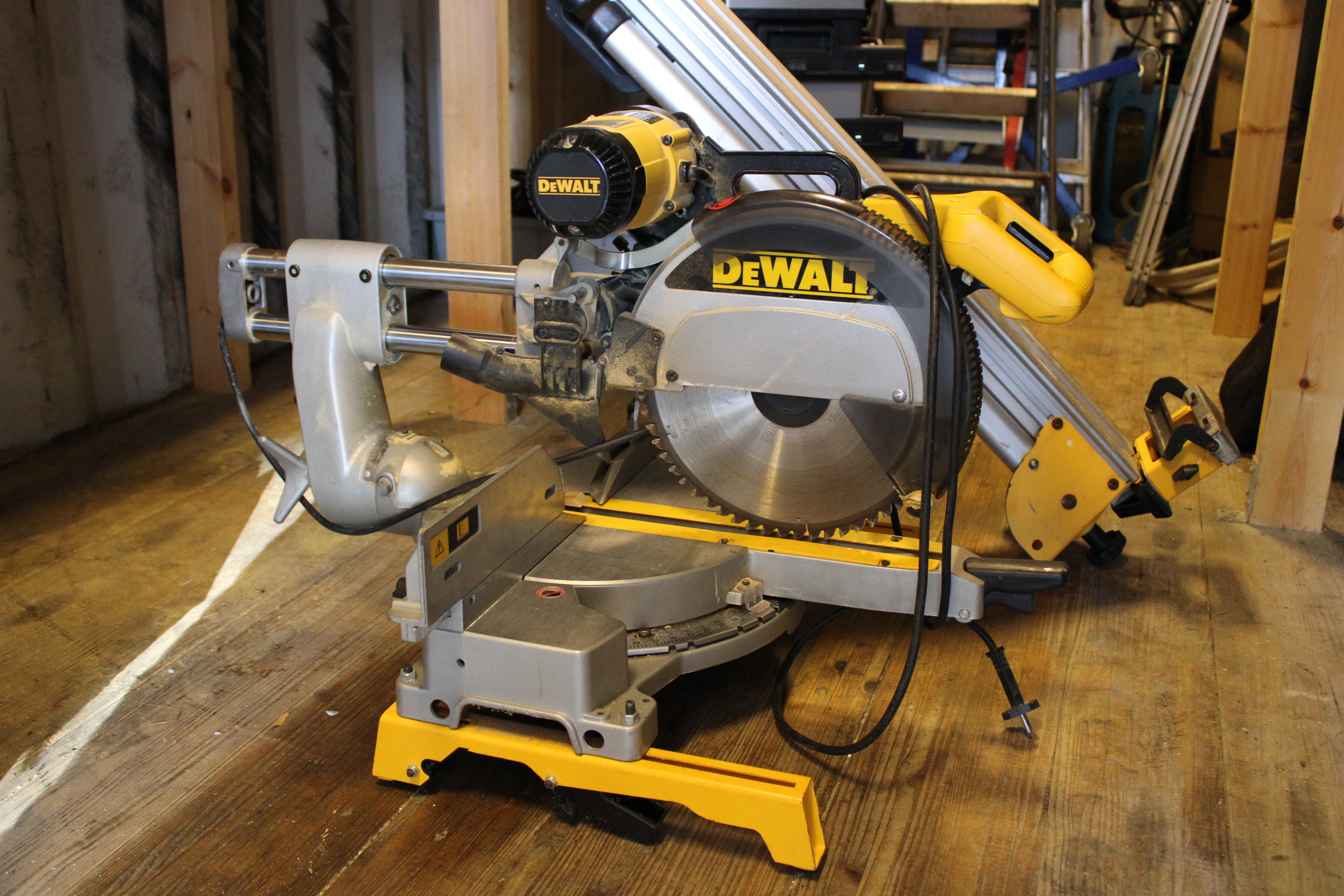 table, DeWalt DW708 - PS Auction 