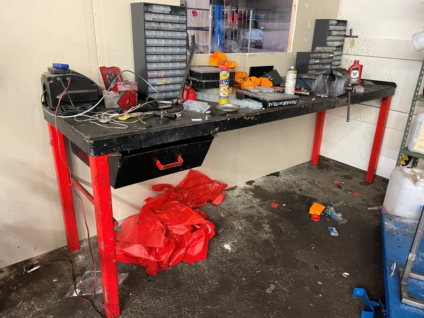 Workbench with content assortment drawers, vise, winch etc. PS