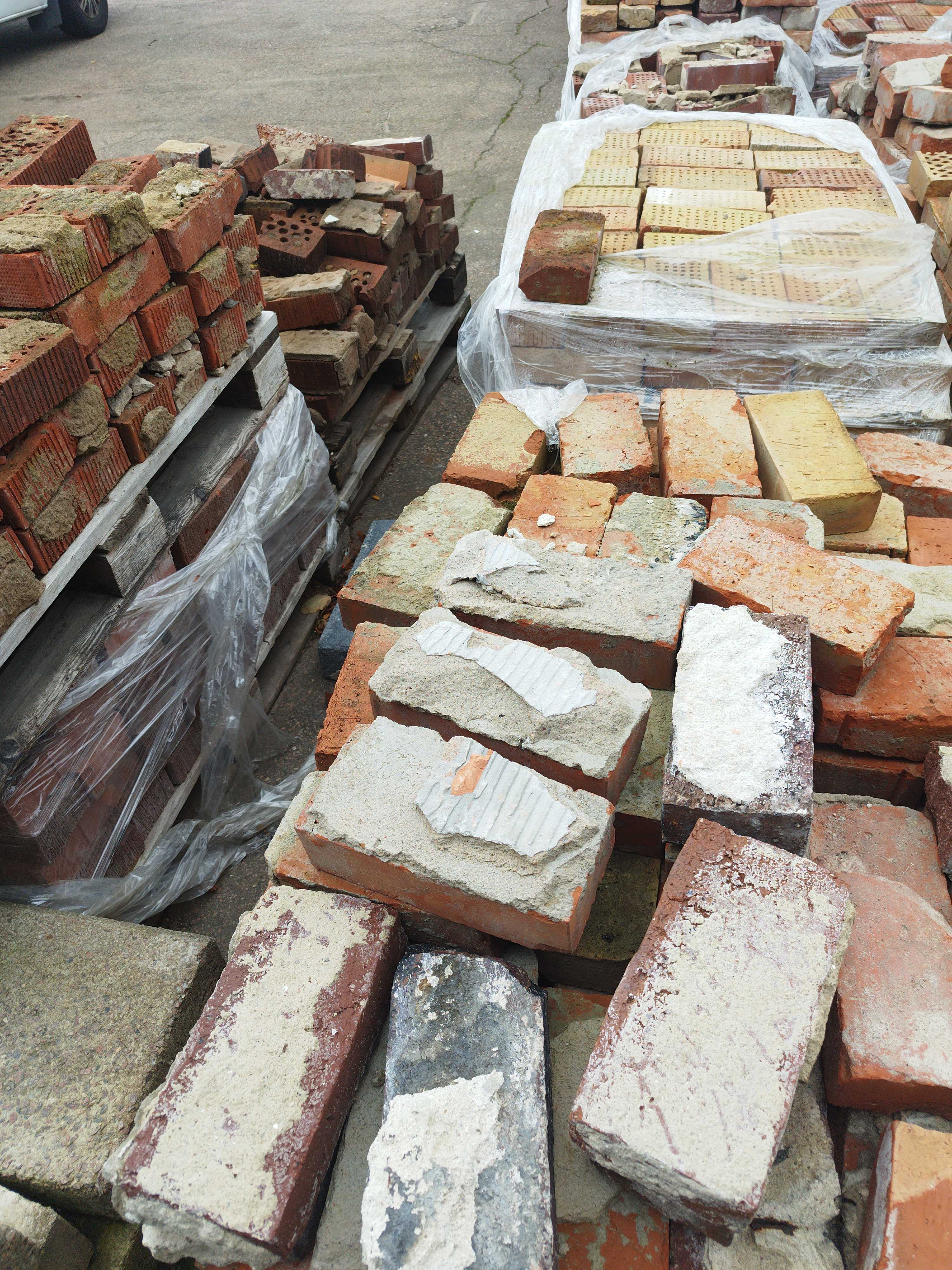 Assorted Bricks Bricks, 7 pallets – mixed models and colors - PS Auction - We value the ...