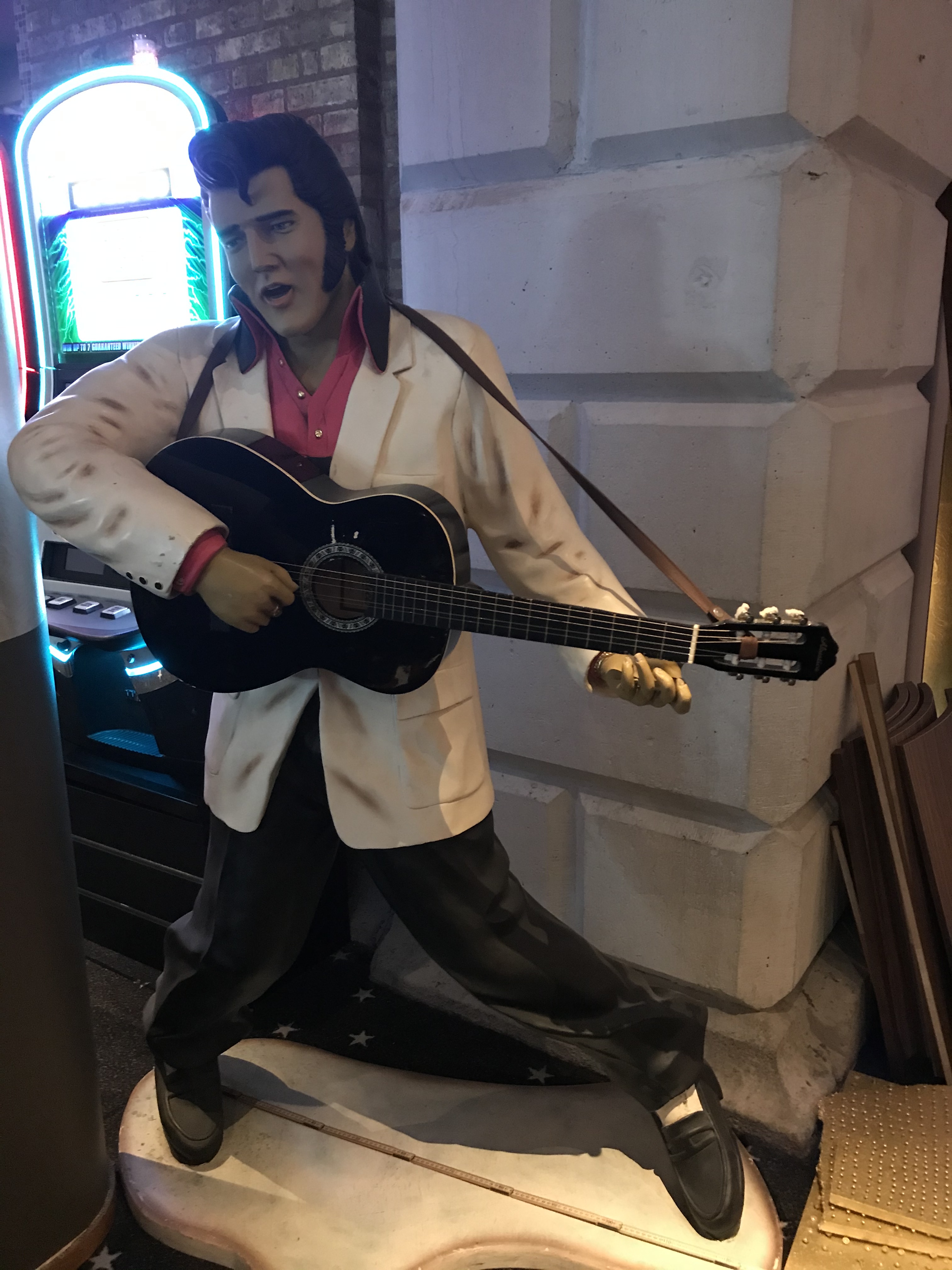 Statue of Elvis Presley - PS Auction - We value the future
