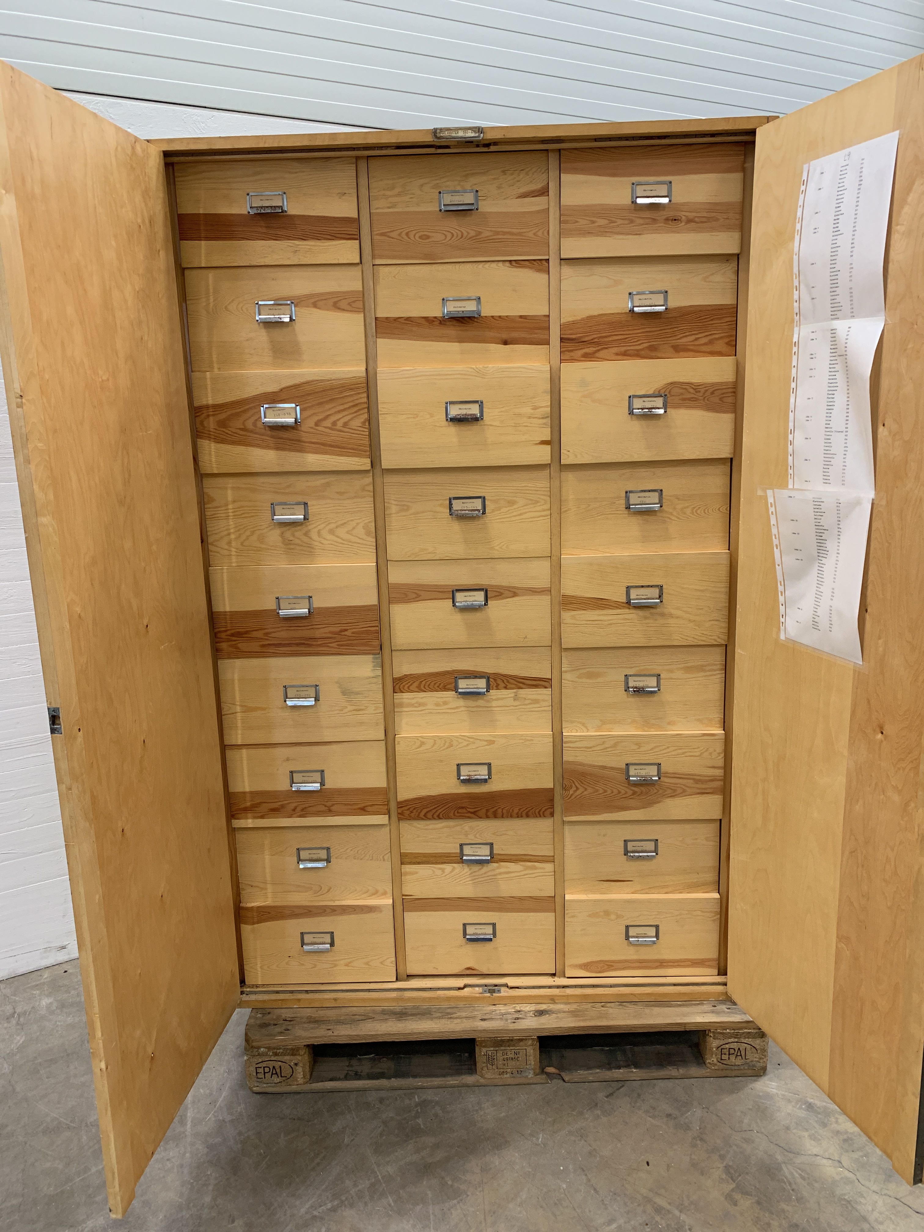 Äldre förvaringsskåp med lådor Auktioner online Nätauktioner