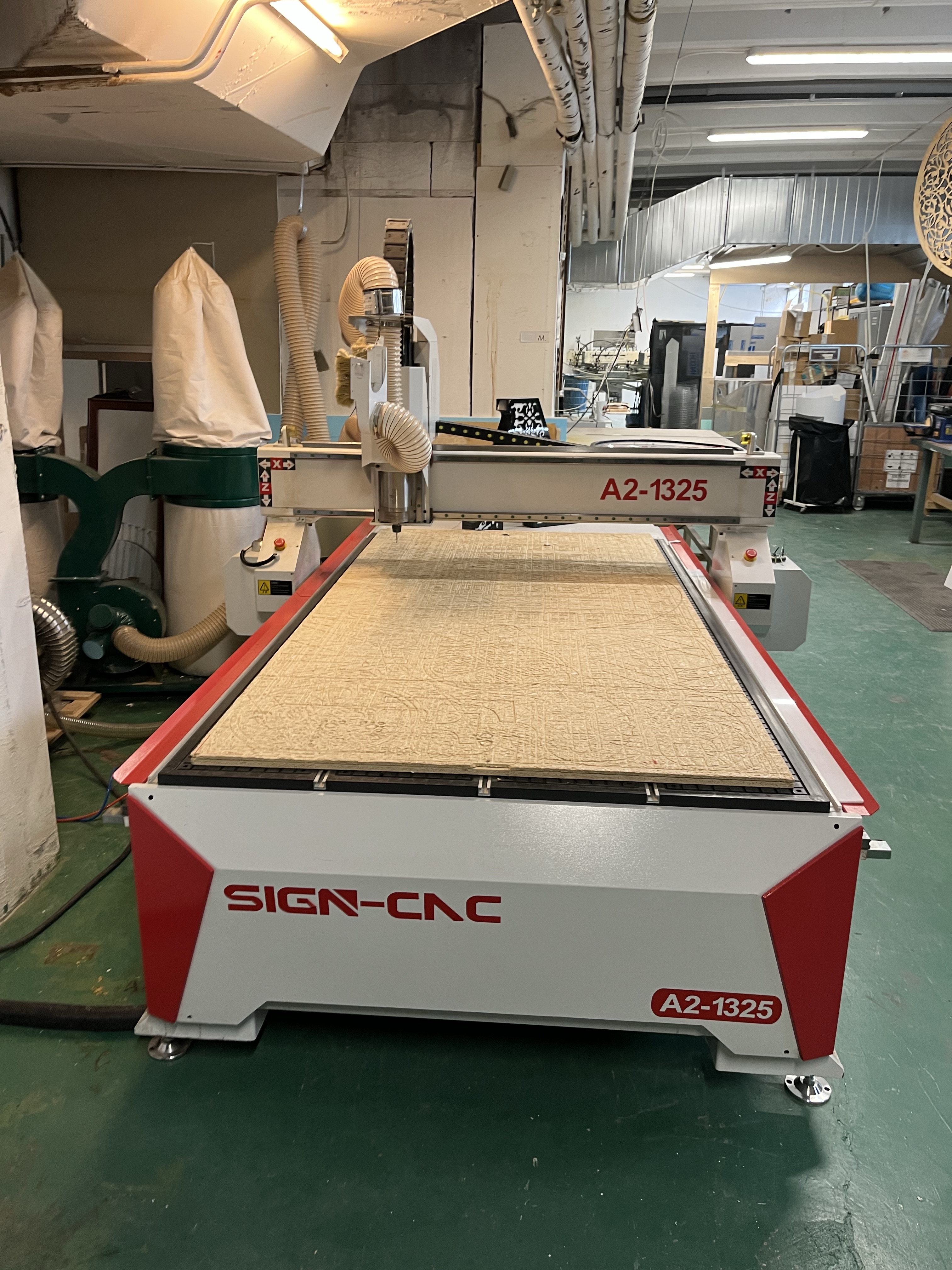 CNC milling machine with vacuum table and extraction system - Sign
