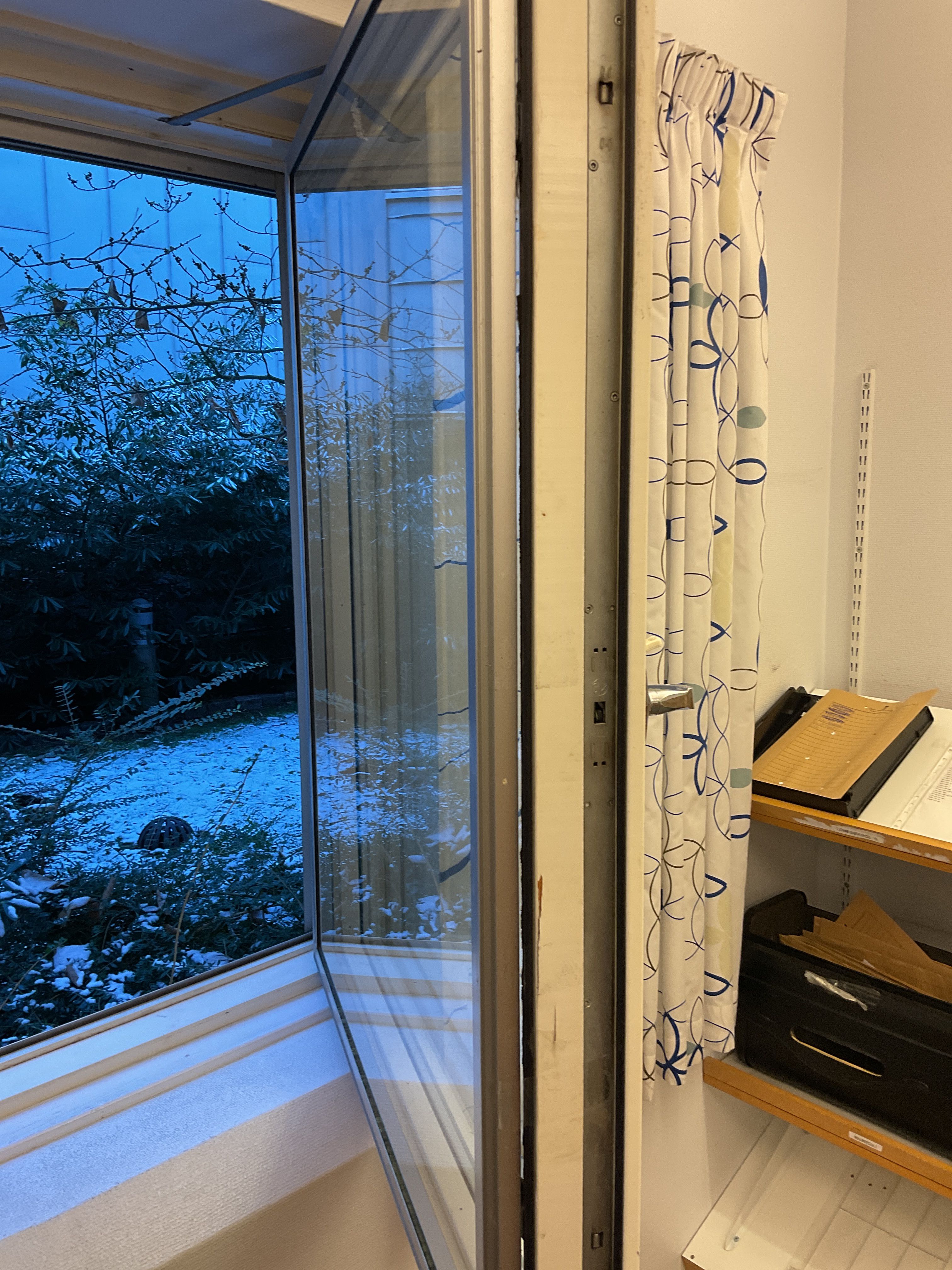 5 Sidehung windows open inwards 11/14 PS Auction We value the