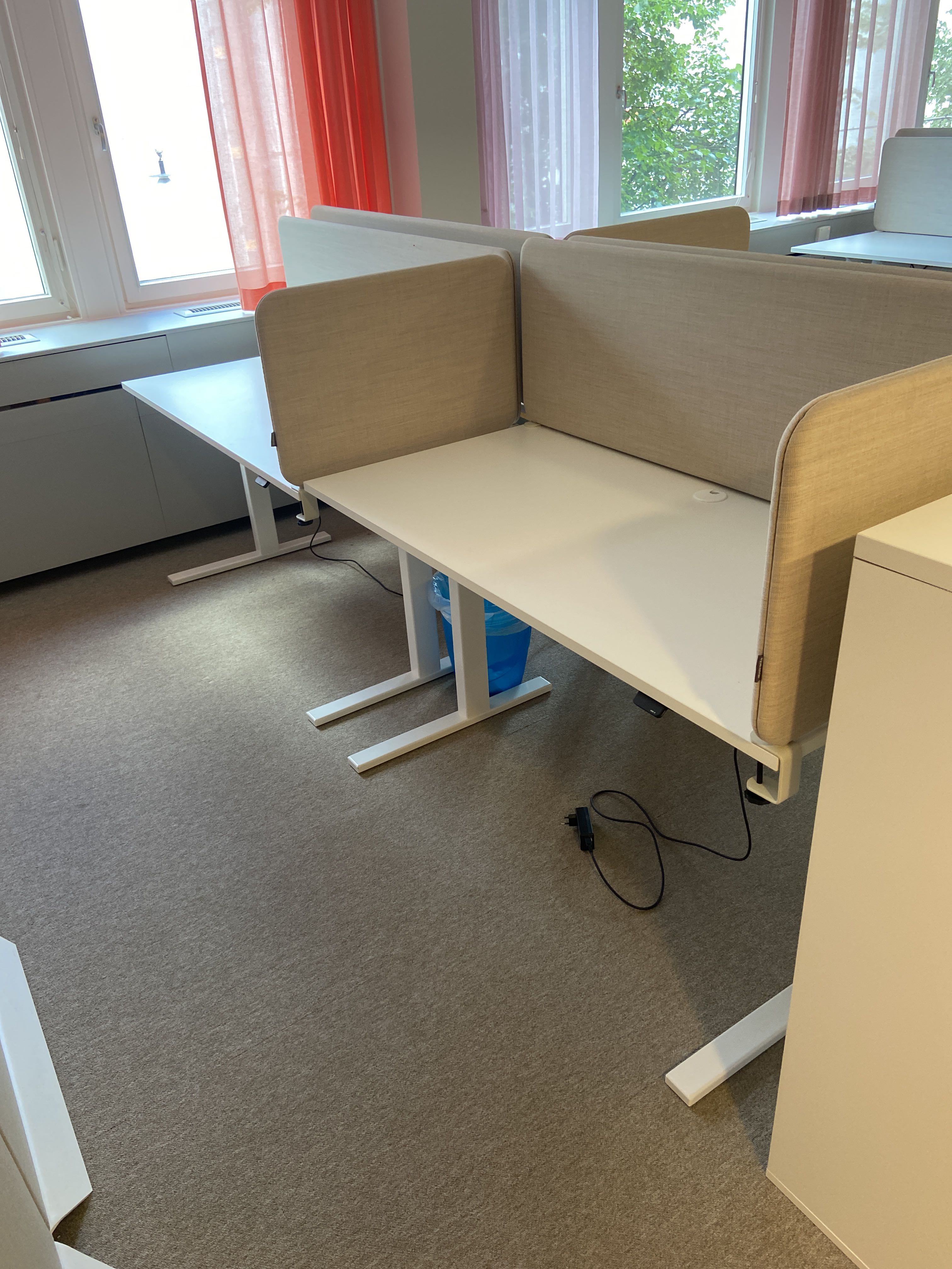 Raised and lowerable desks, 4 pieces PS Auction We value the future