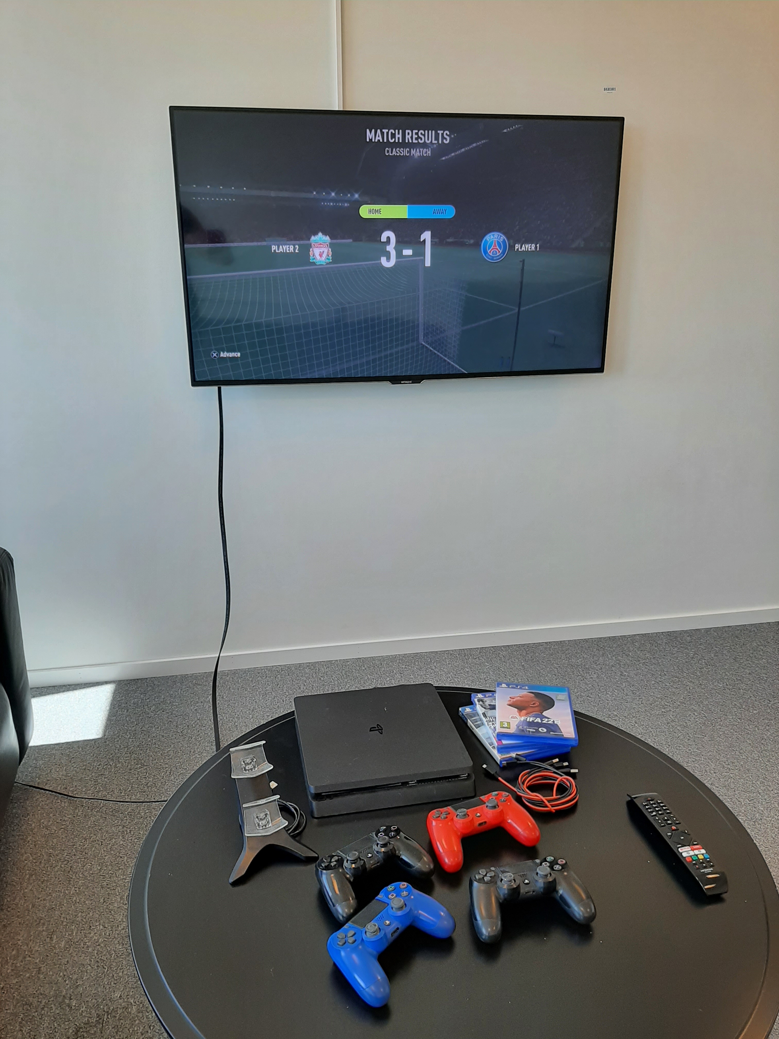 TV & PS4 - Hitachi & Sony - PS Auction - We value the