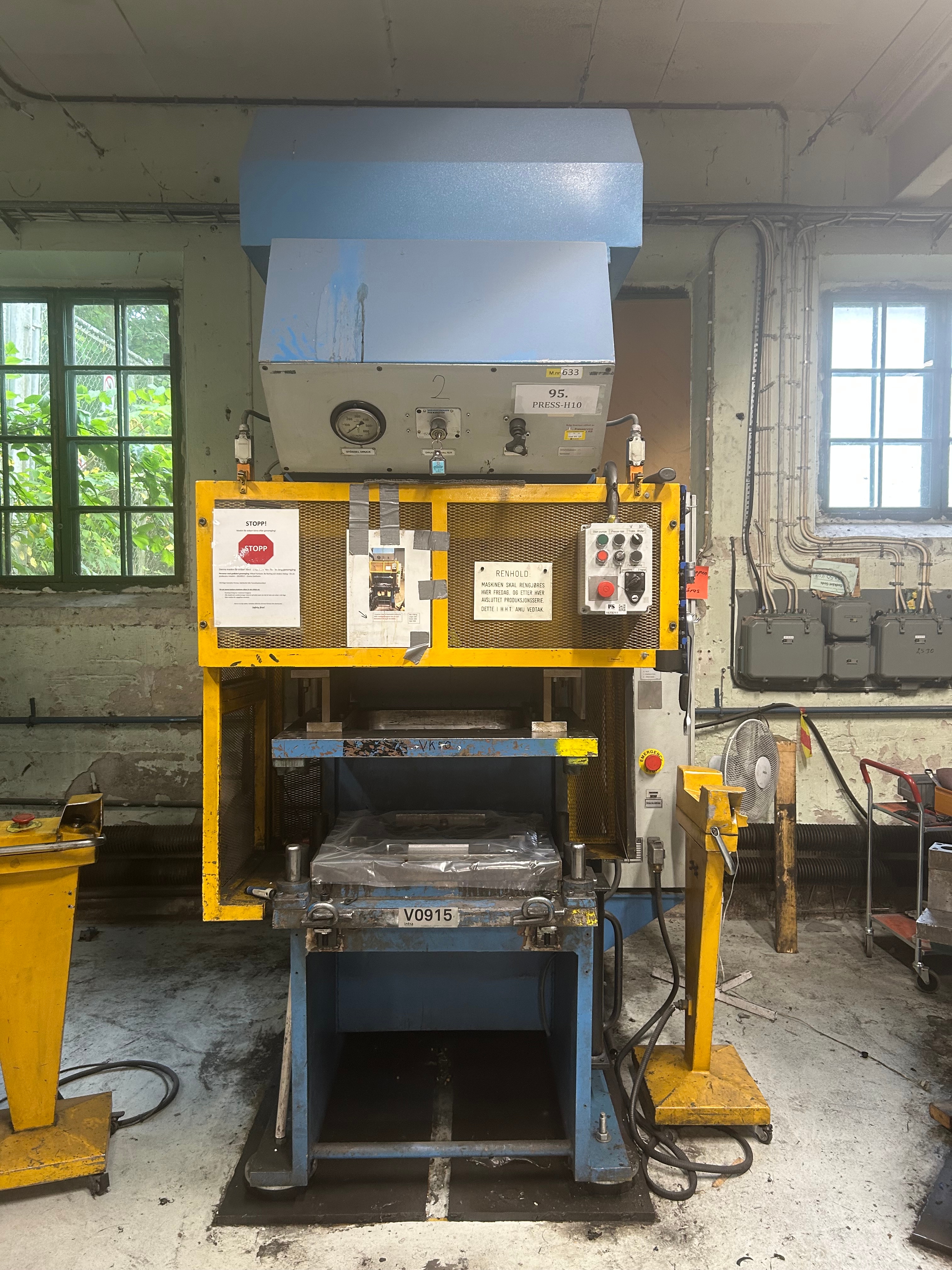Video preview for Hydraulic C-press with tools - Sahinler HKP 30
