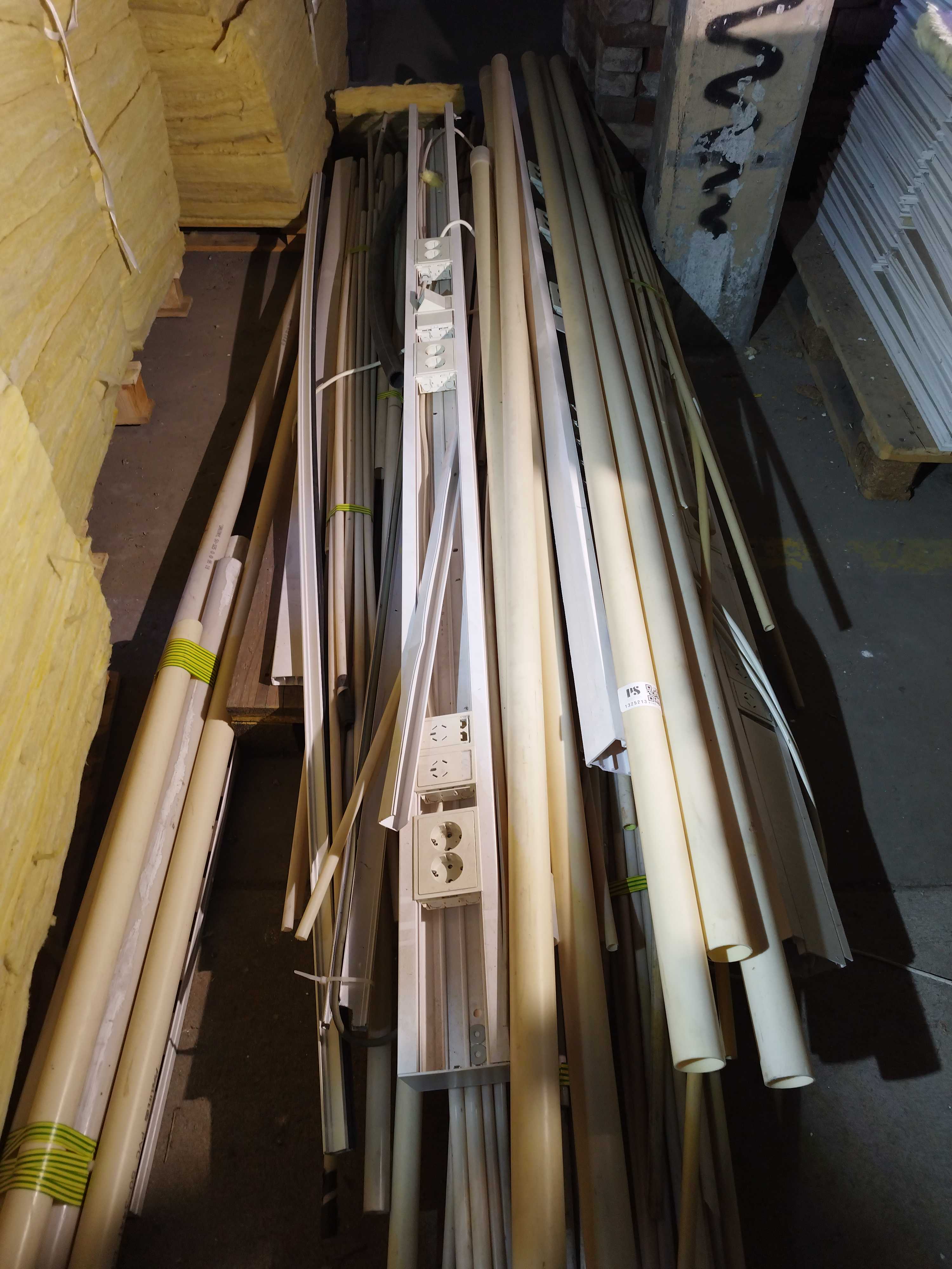 Kabelkanaler & installationsrör – plast, vita, med eluttag - Auktioner ...