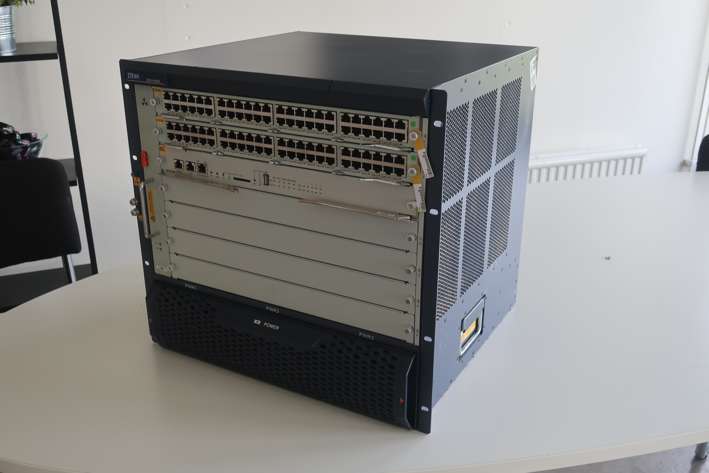 Switchセット Switch, ZTE ZXR10 8905E 96port - PS Auction - We value the