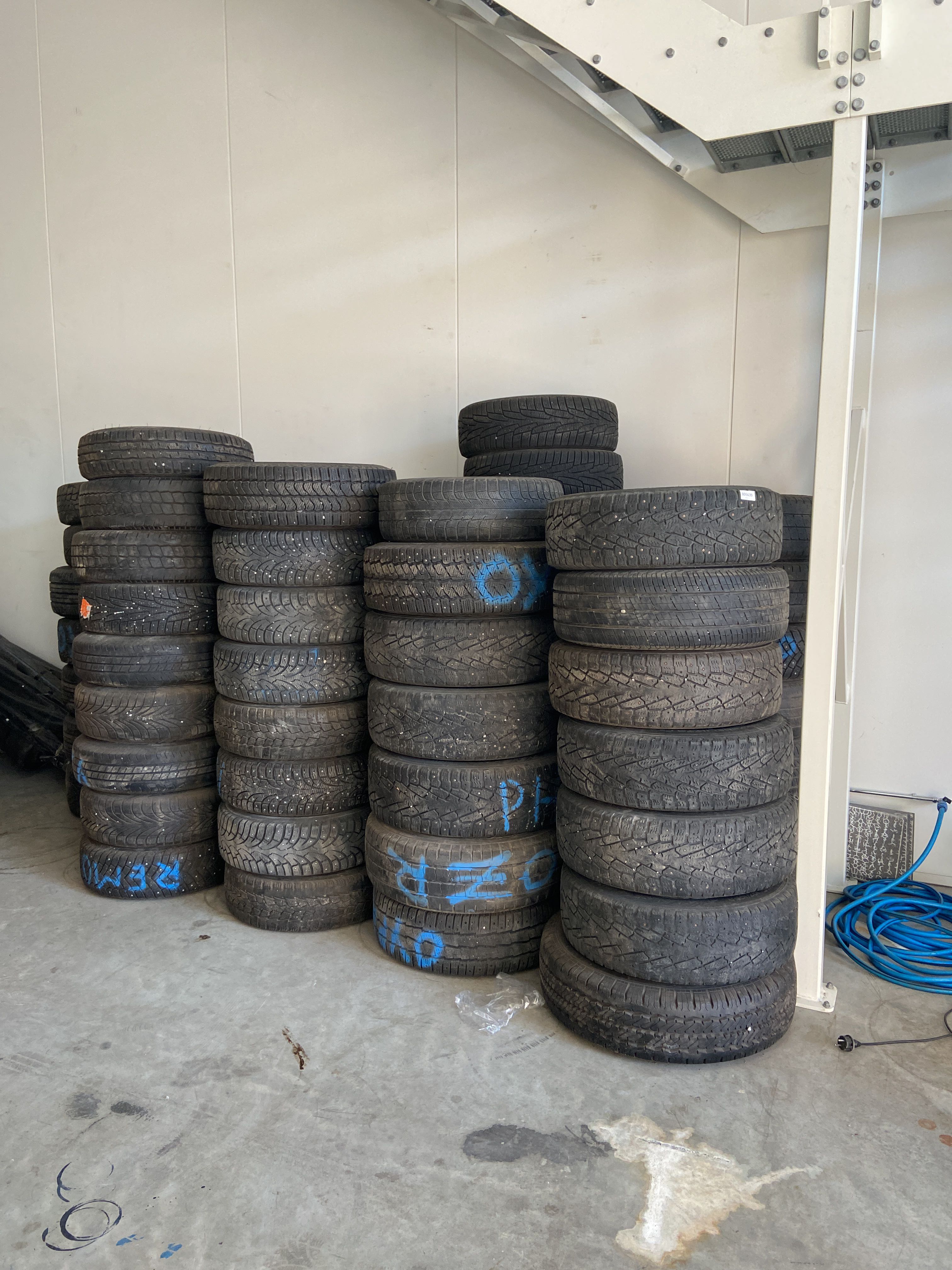 Larger batch of studded tires / friction tires with sheet metal rims