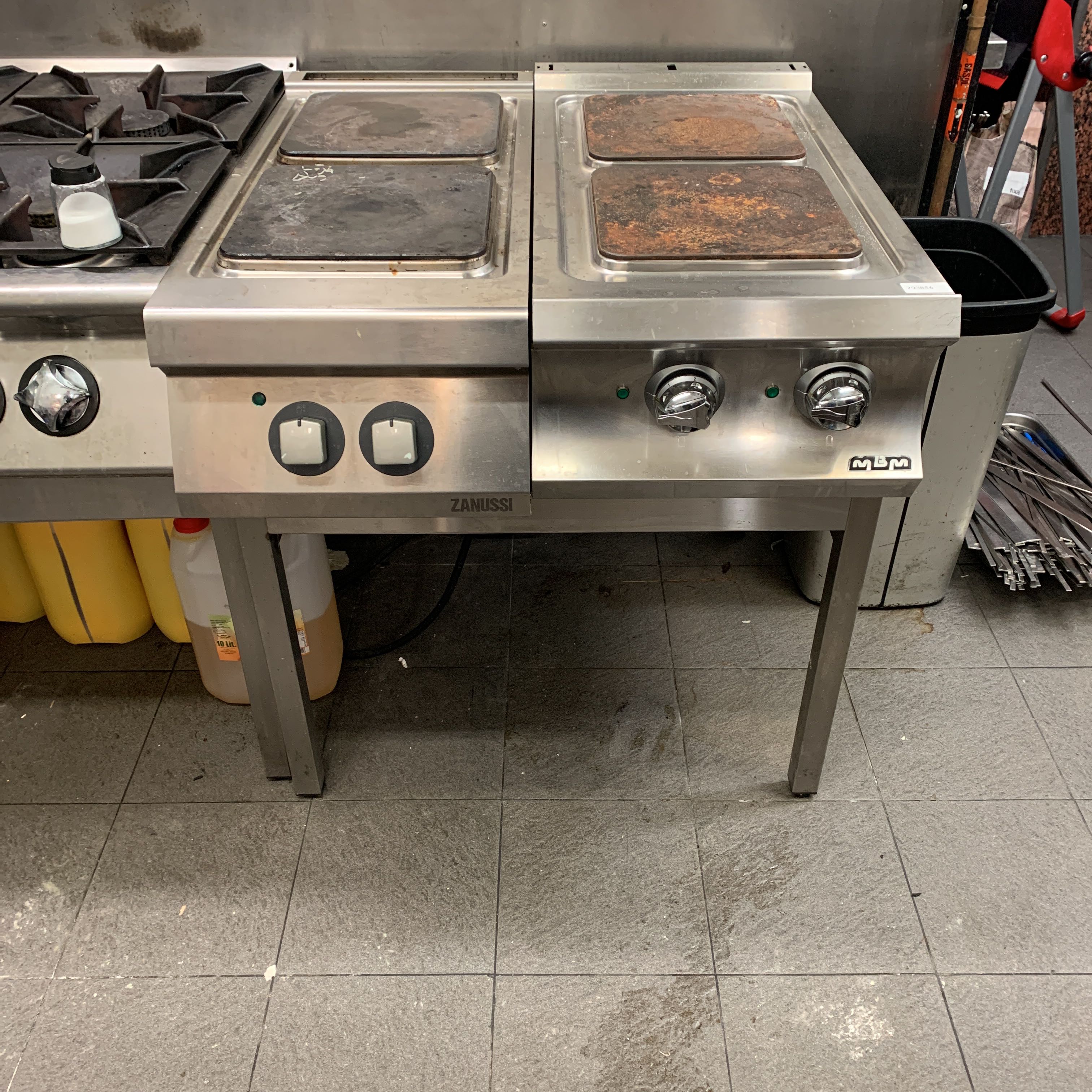 Restaurant stoves 2pcs incl. Stand PS Auction We value the future Largest in net auctions