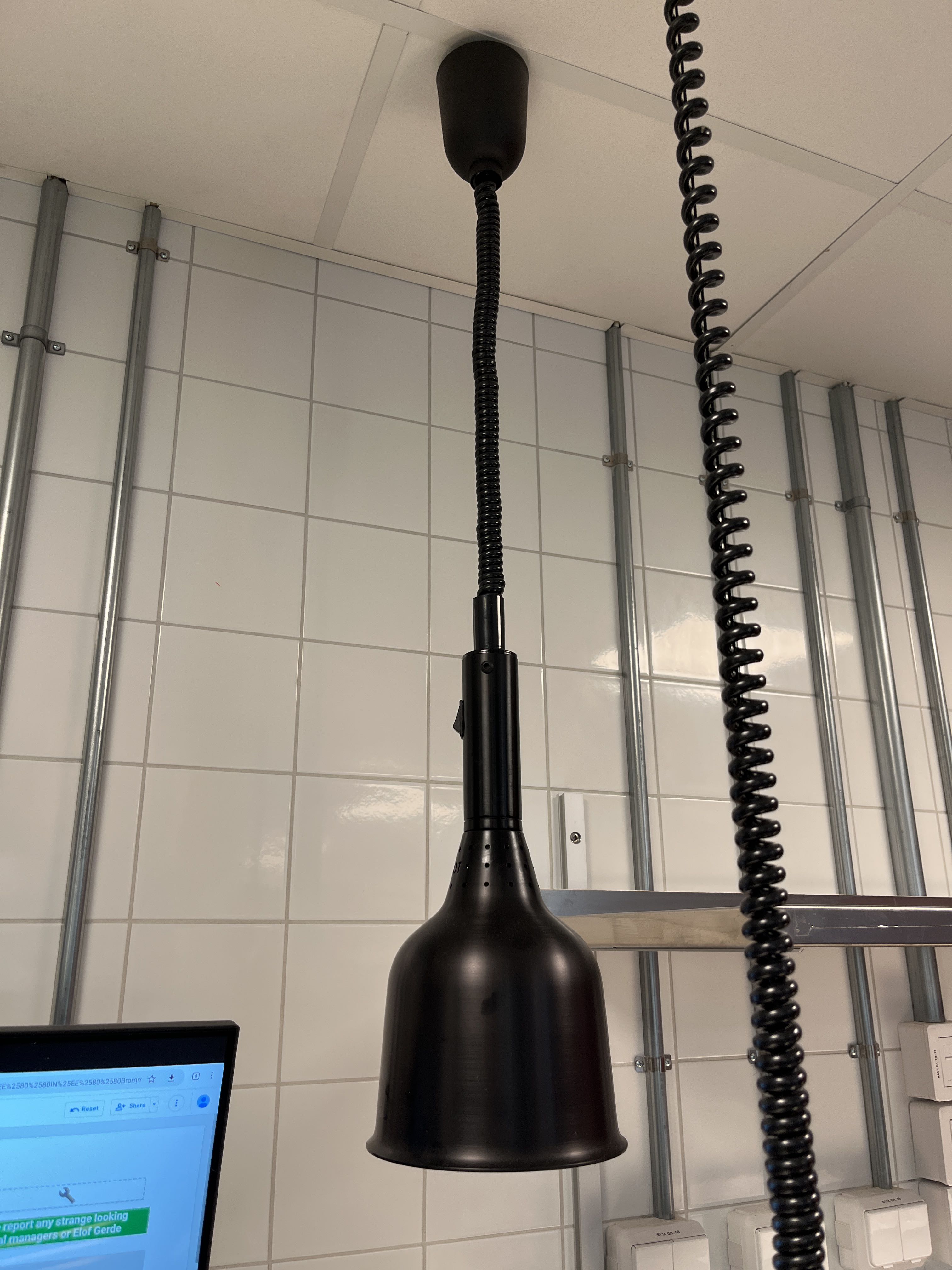 Heat lamps x2 PS Auction We value the future Largest in net auctions