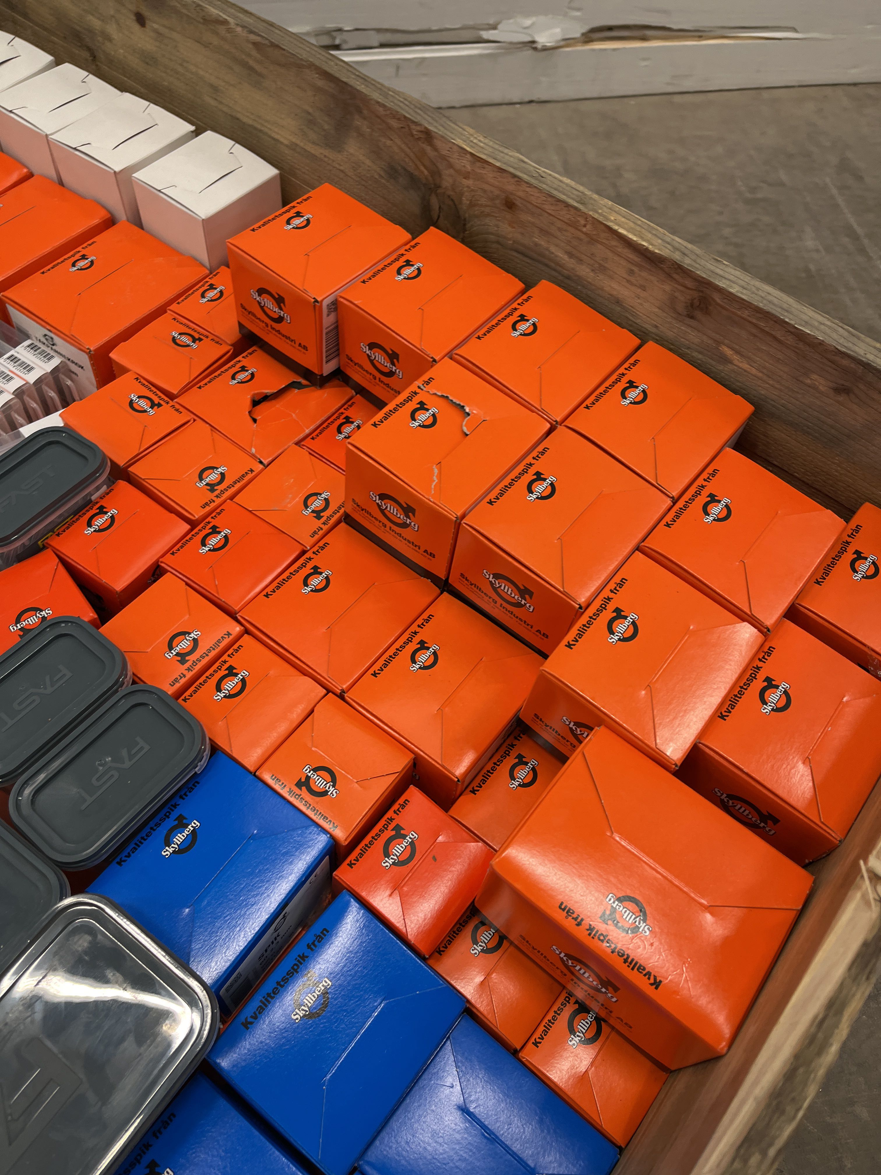 Assortment with wire nails, staples, brass nails etc. PS Auction We