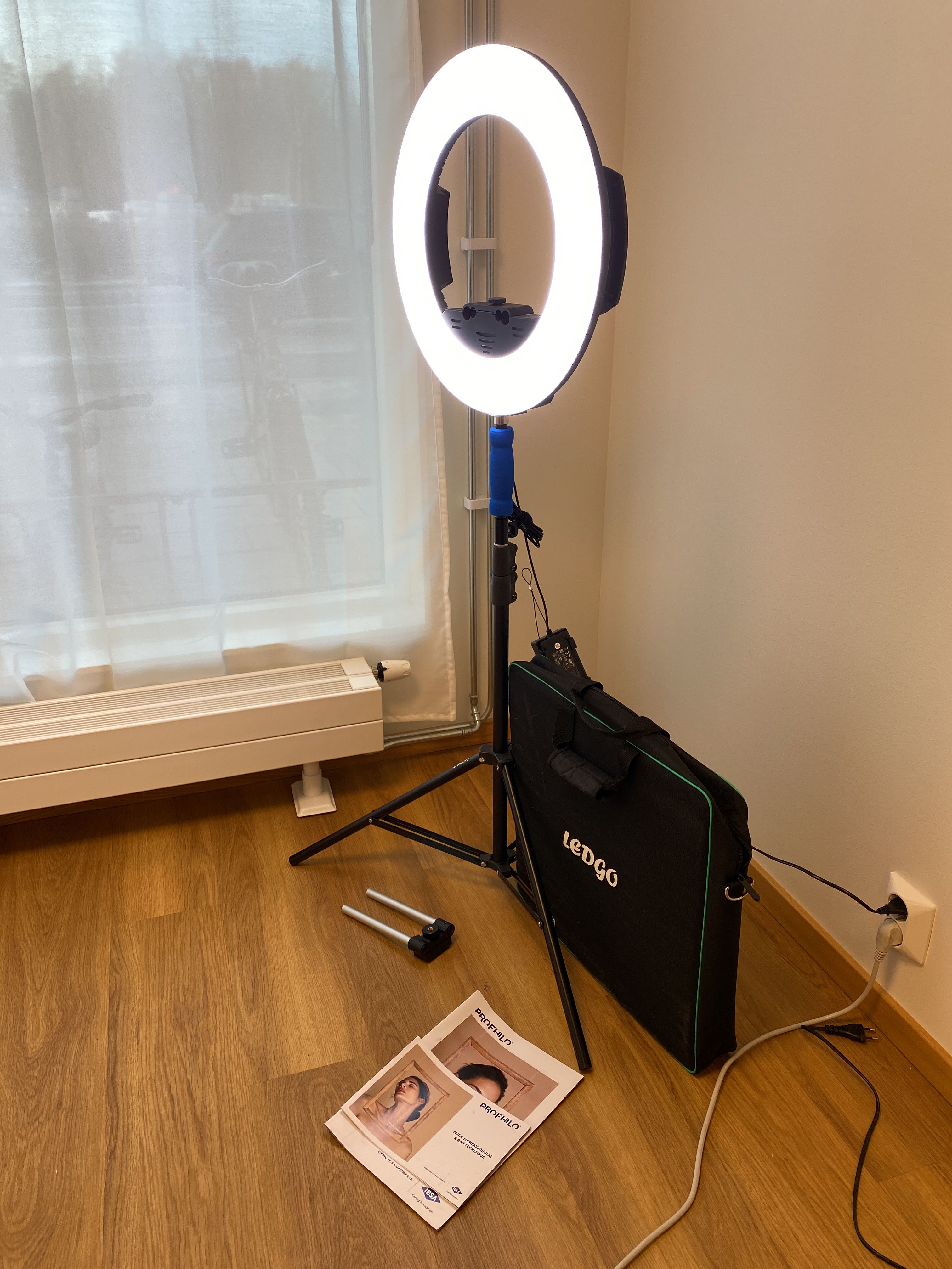 LedGo LED-Ringbelysning LG-R320C Kit med stativ - Auktioner online ...