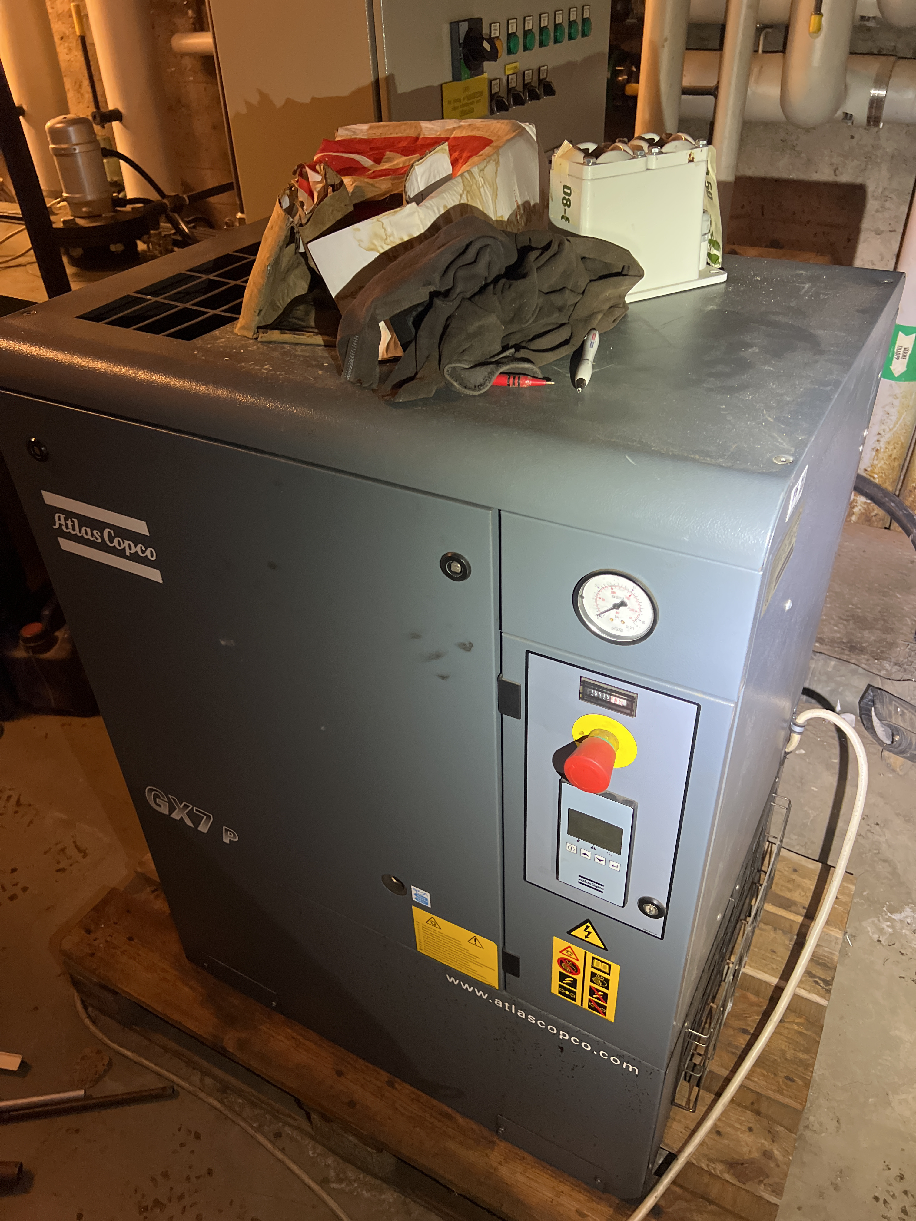 Screw compressor with Tork & Tank - Atlas Copco GX7P - PS Auction