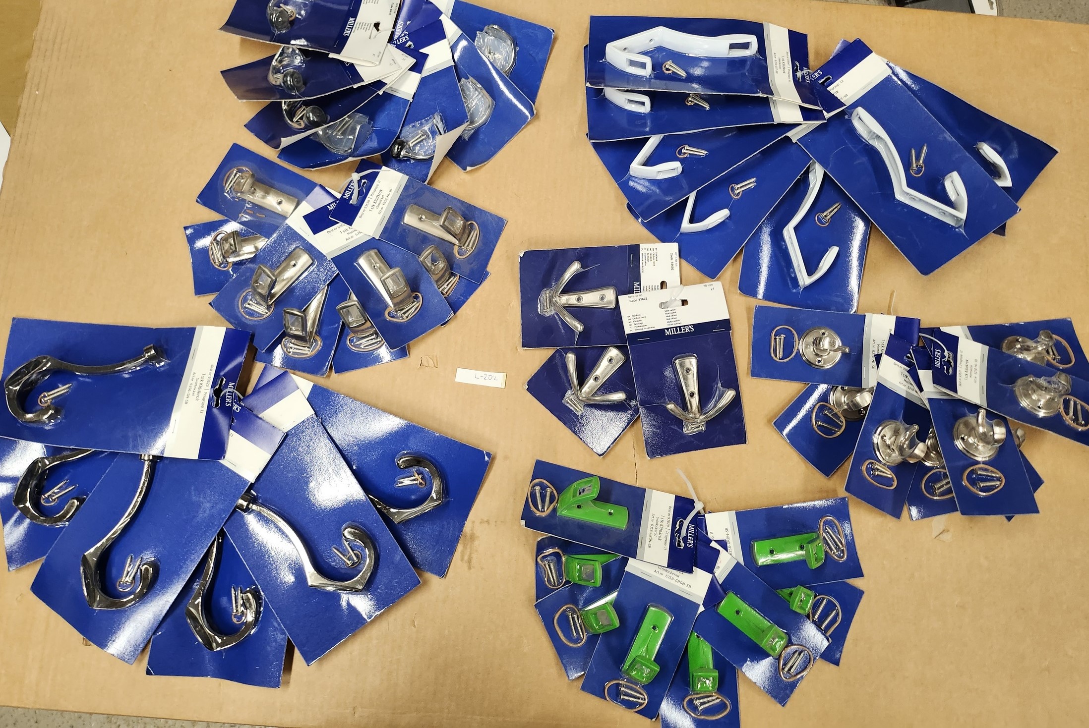 46 hooks and hangers Shipping included (L202) PS Auction We