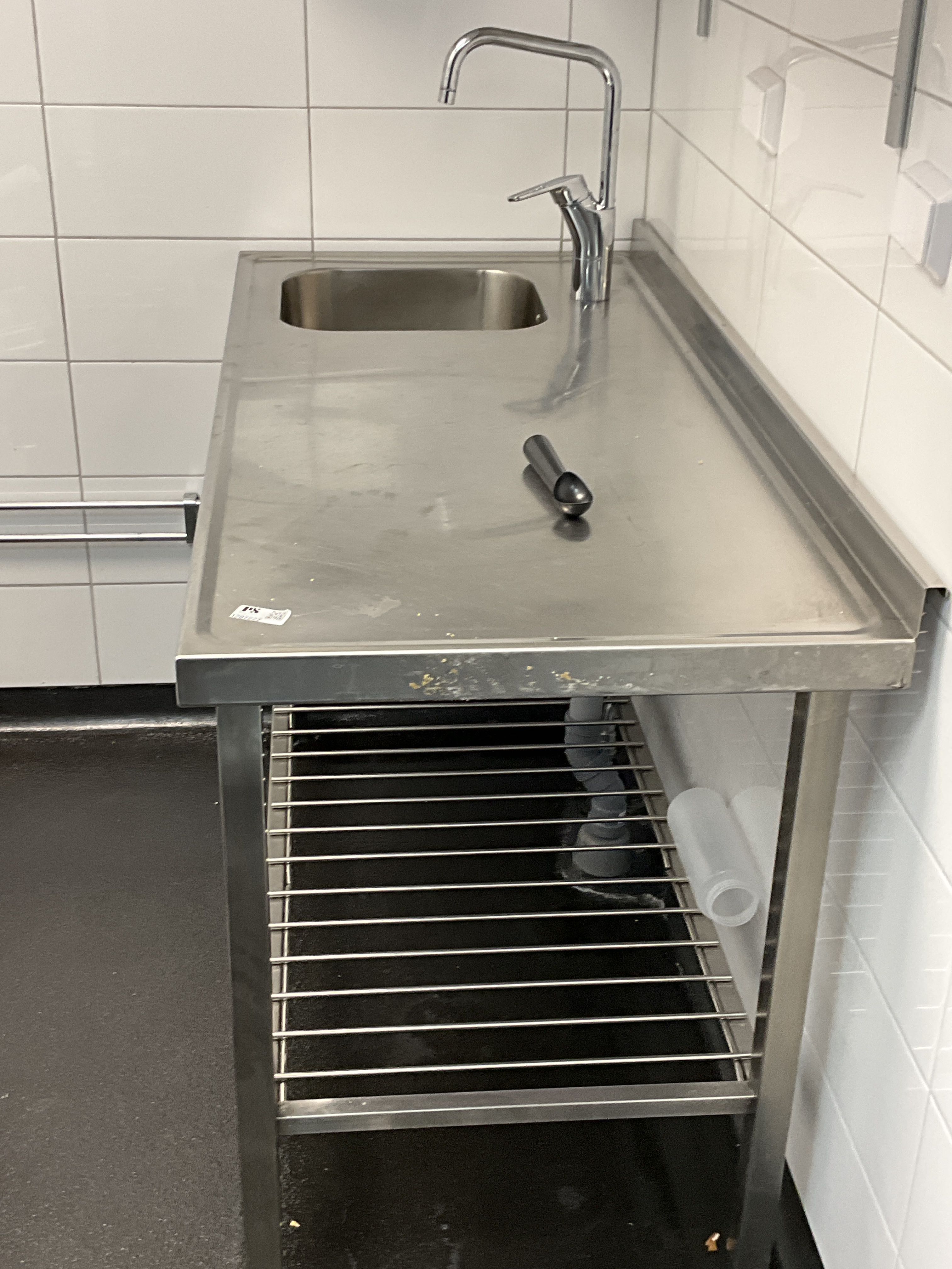 Stainless steel bench with hob and faucet - PS Auction - We value the ...