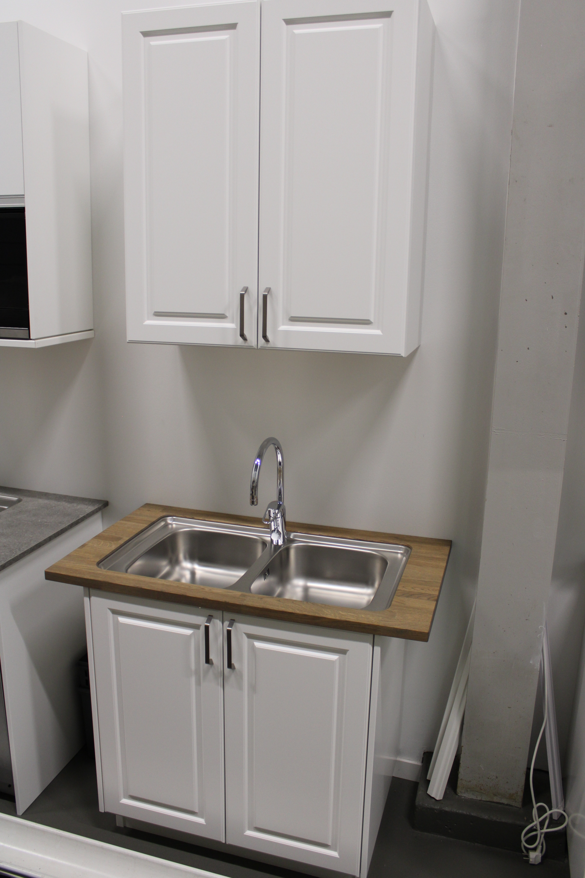 Kitchen bench with hob, mixer, upper & lower cupboards - PS Auction ...