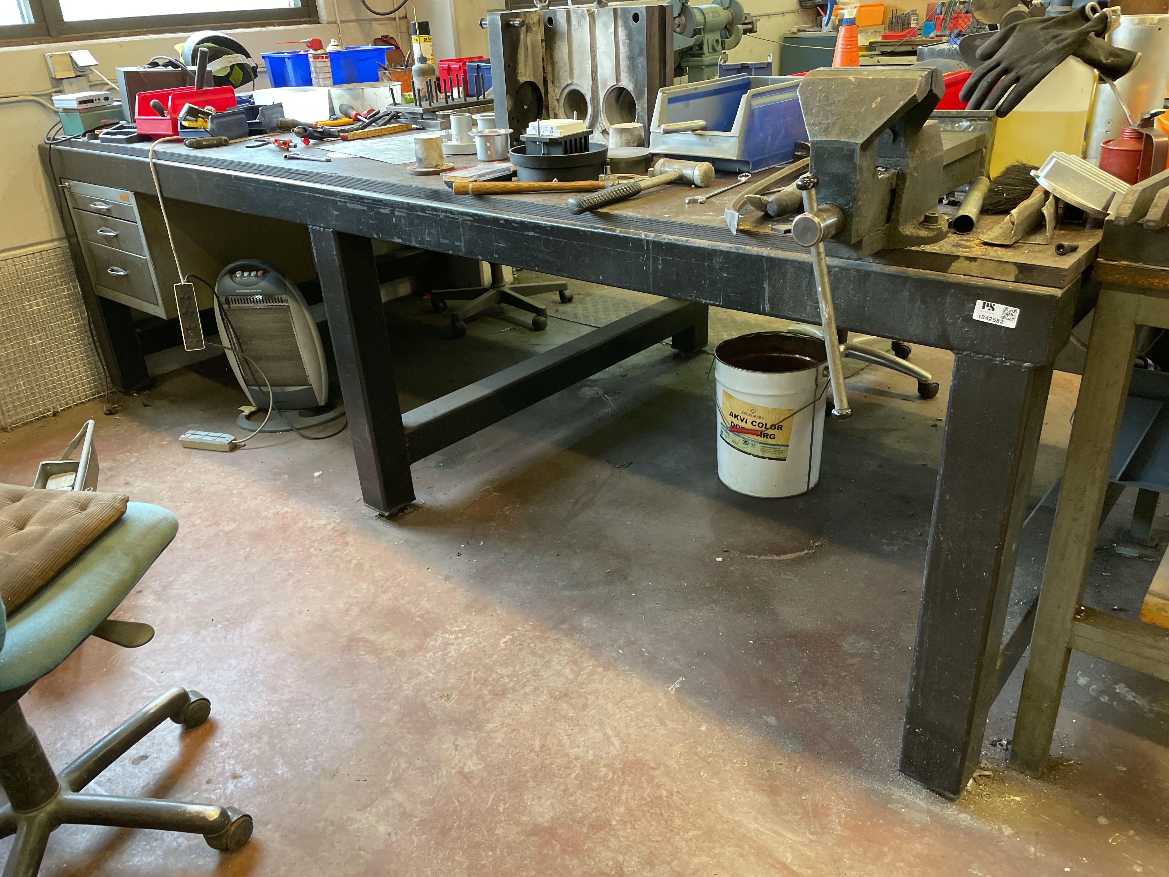 Sturdy steel workbench with vise PS Auction We value the future Largest in net auctions