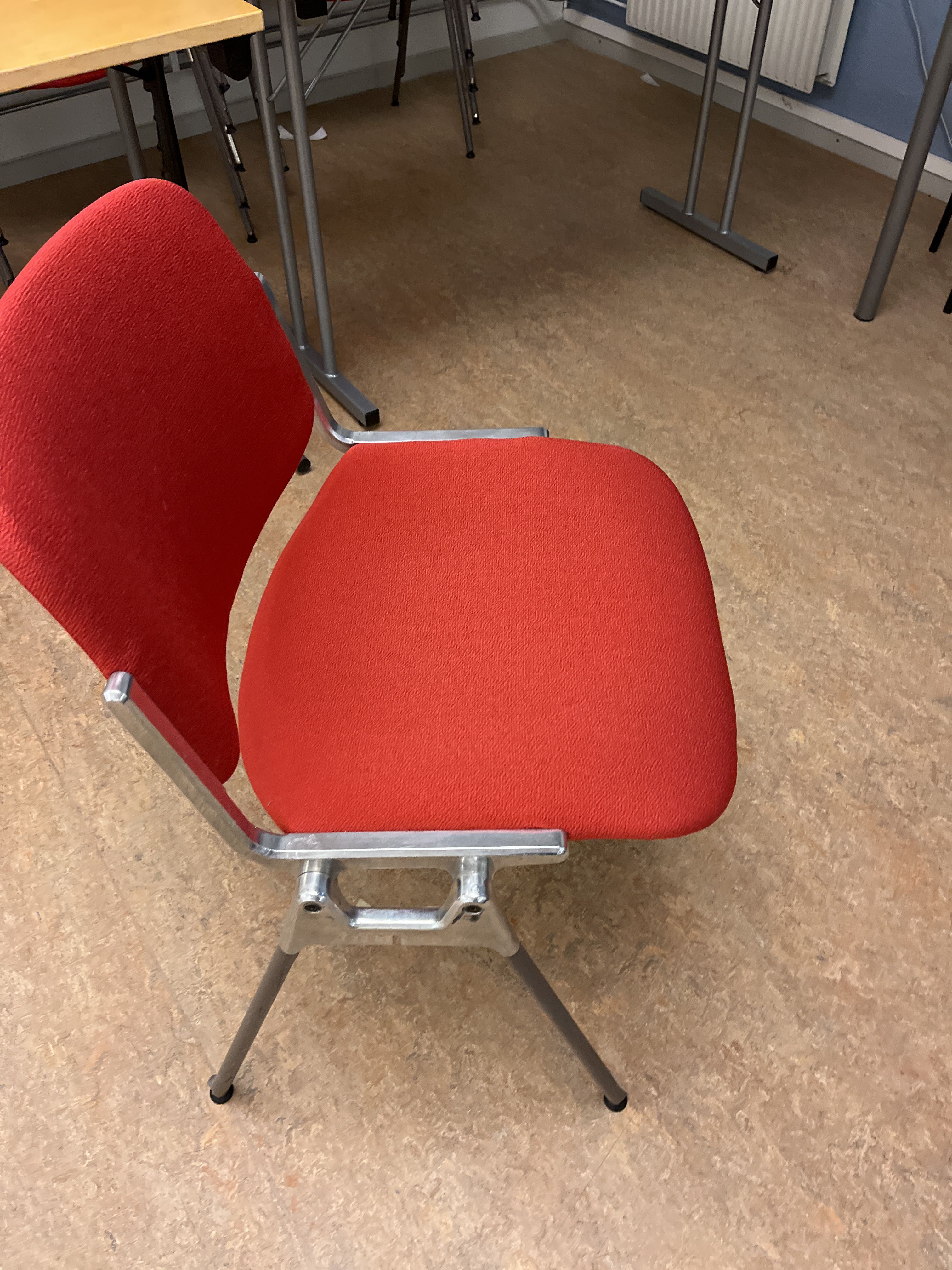 Röda staplingsbara stolar, ca 27st, 2st träbord - Auktioner online ...