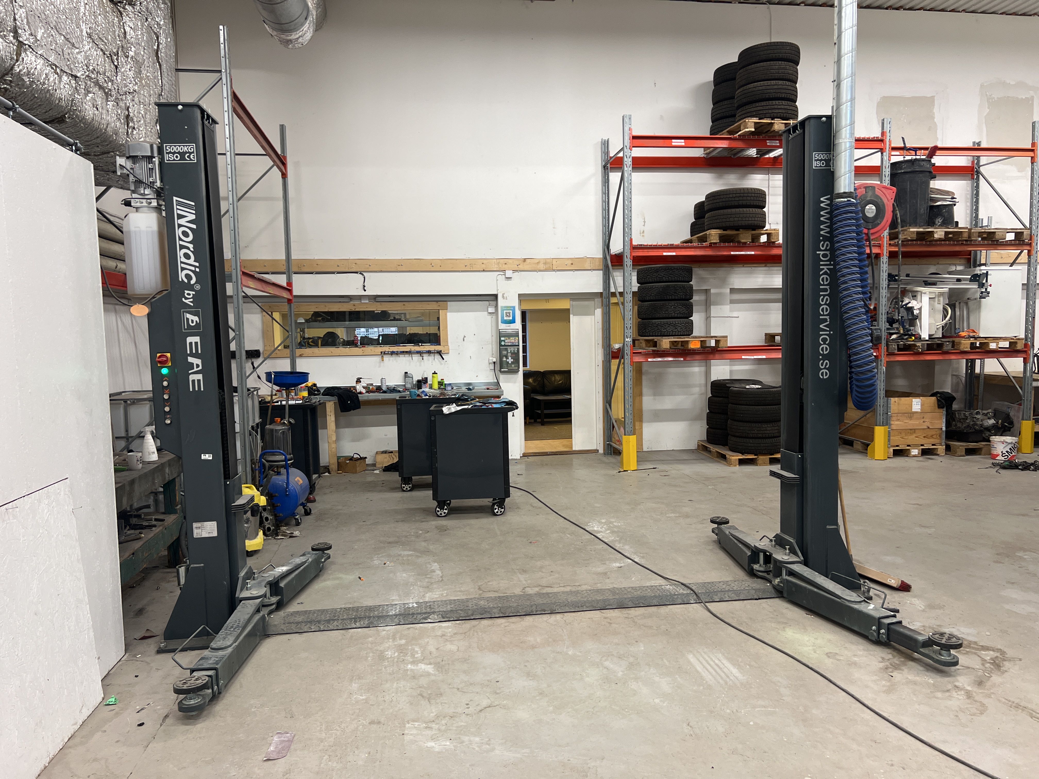 2-post lift 5000 kg - EAE/Nordic EE-62BE-50T -2023 - PS Auction