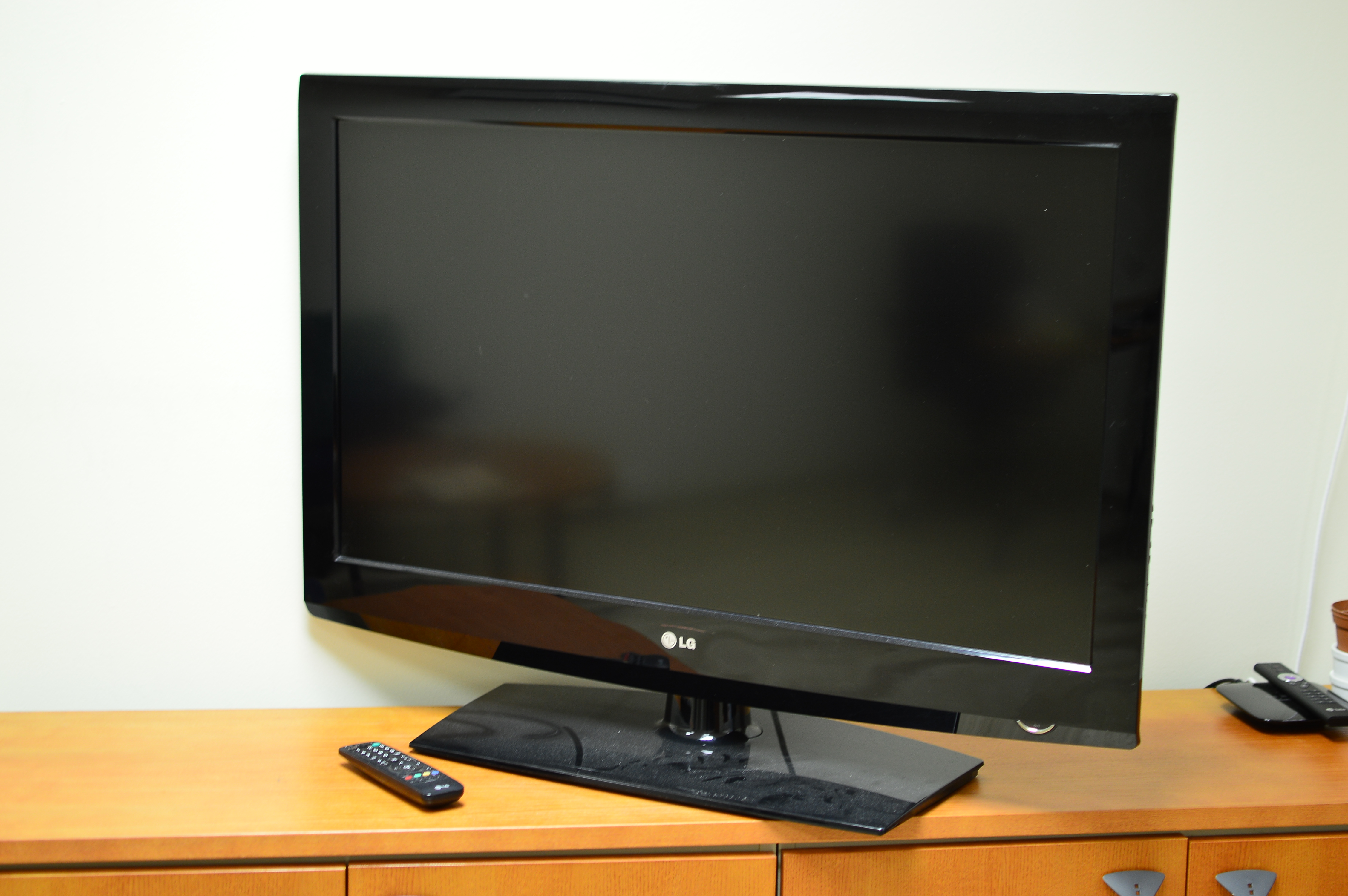 LG 37LF2500 37" LCD TV used PS Auction We value the future