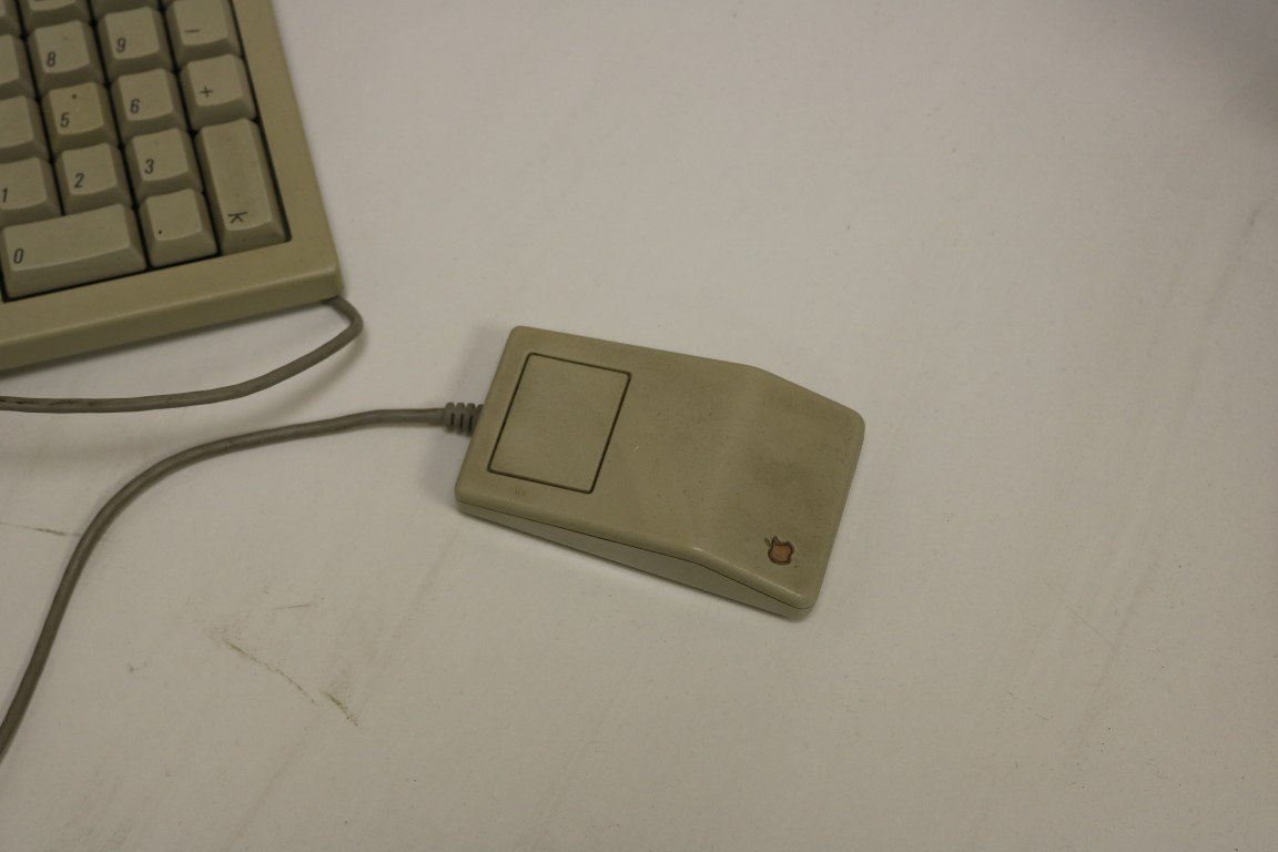 Macintosh classic 2 M4150 - PS Auction - We value the future