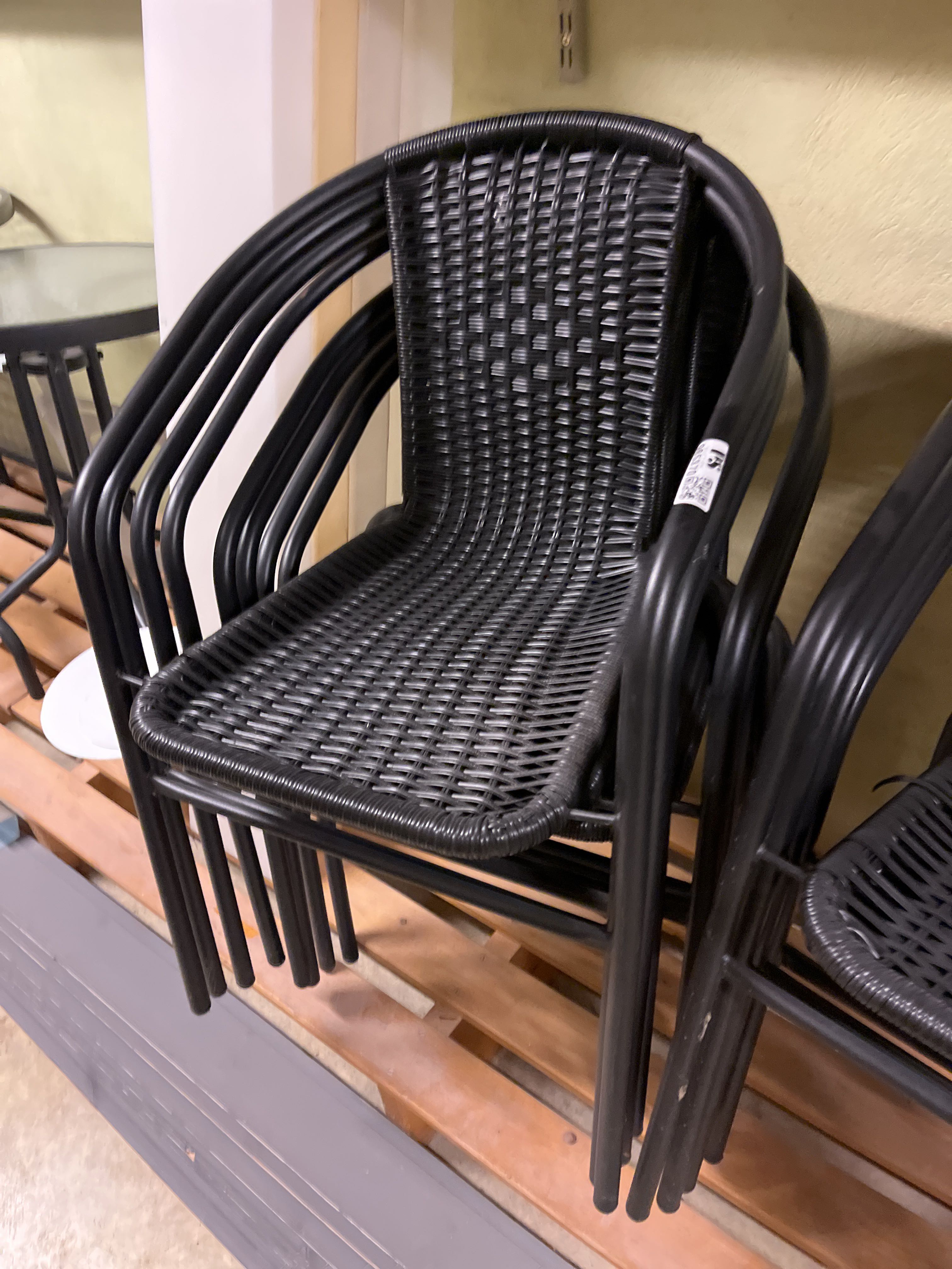 Outdoor furniture, 4 tables PS Auction We value the future