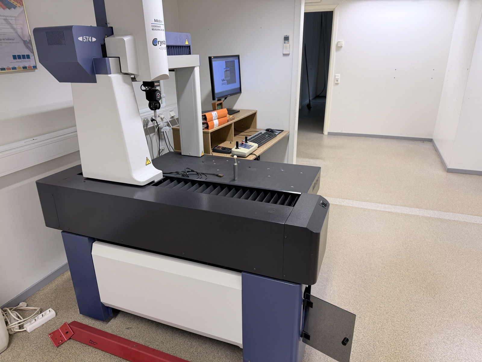 Coordinate measuring machine with accessories - Mitutoyo Crysta