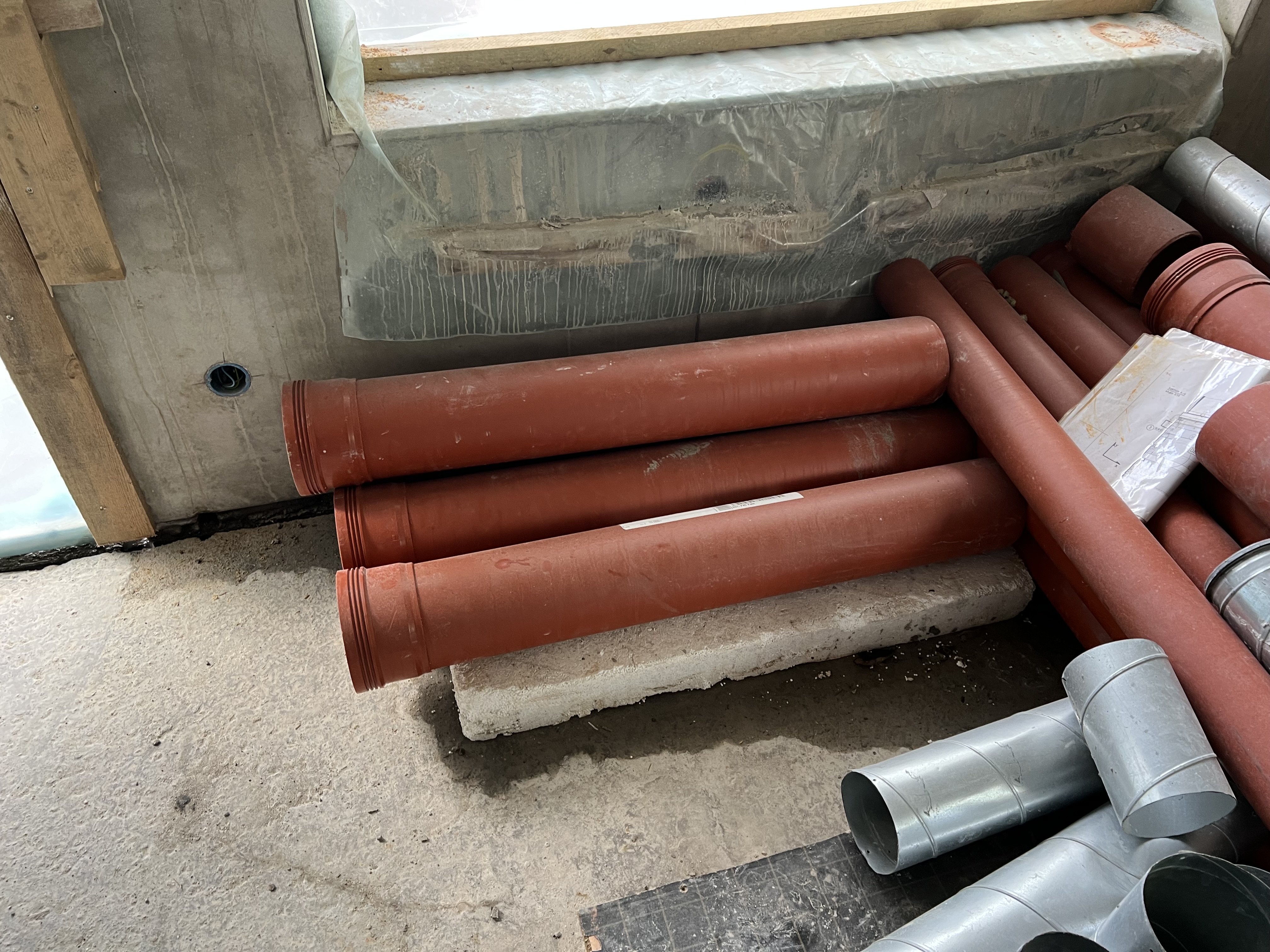 Various building materials, drainage pipes, ventilation and couplings ...