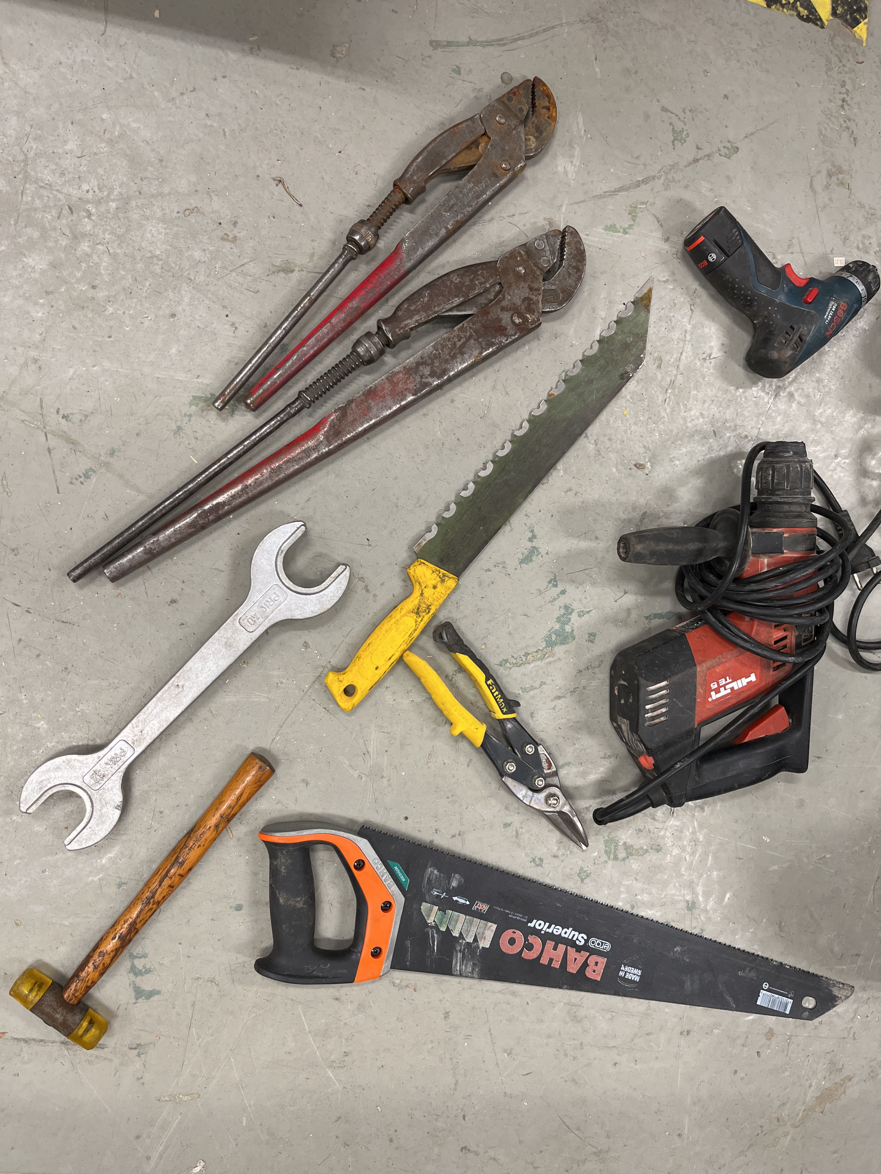 Hand Machine Building Tools Collection of various hand machines, tools & implements - PS Auction ...