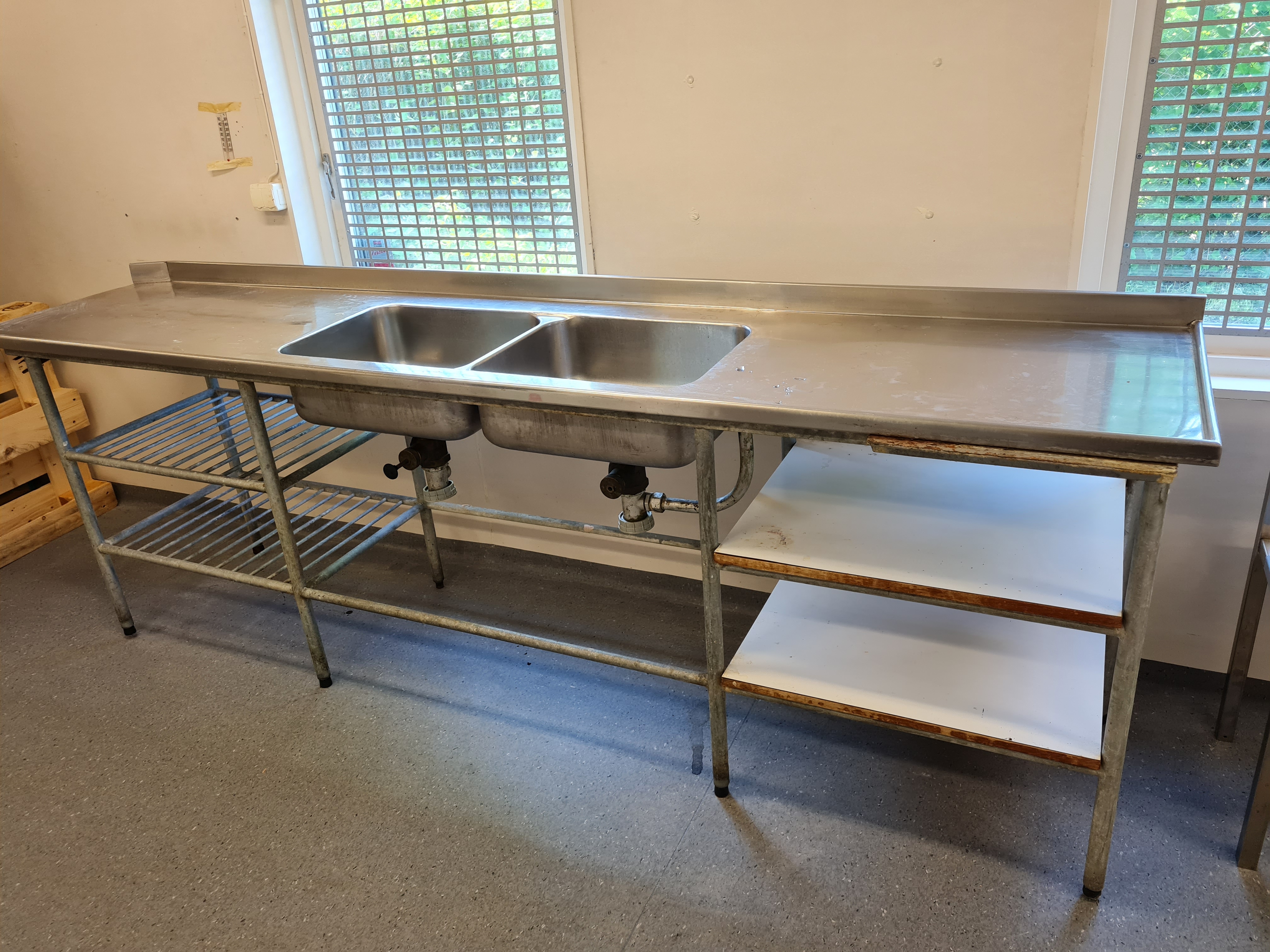 Diskbänk med 2 hoar - Auktioner online - Nätauktioner ...
