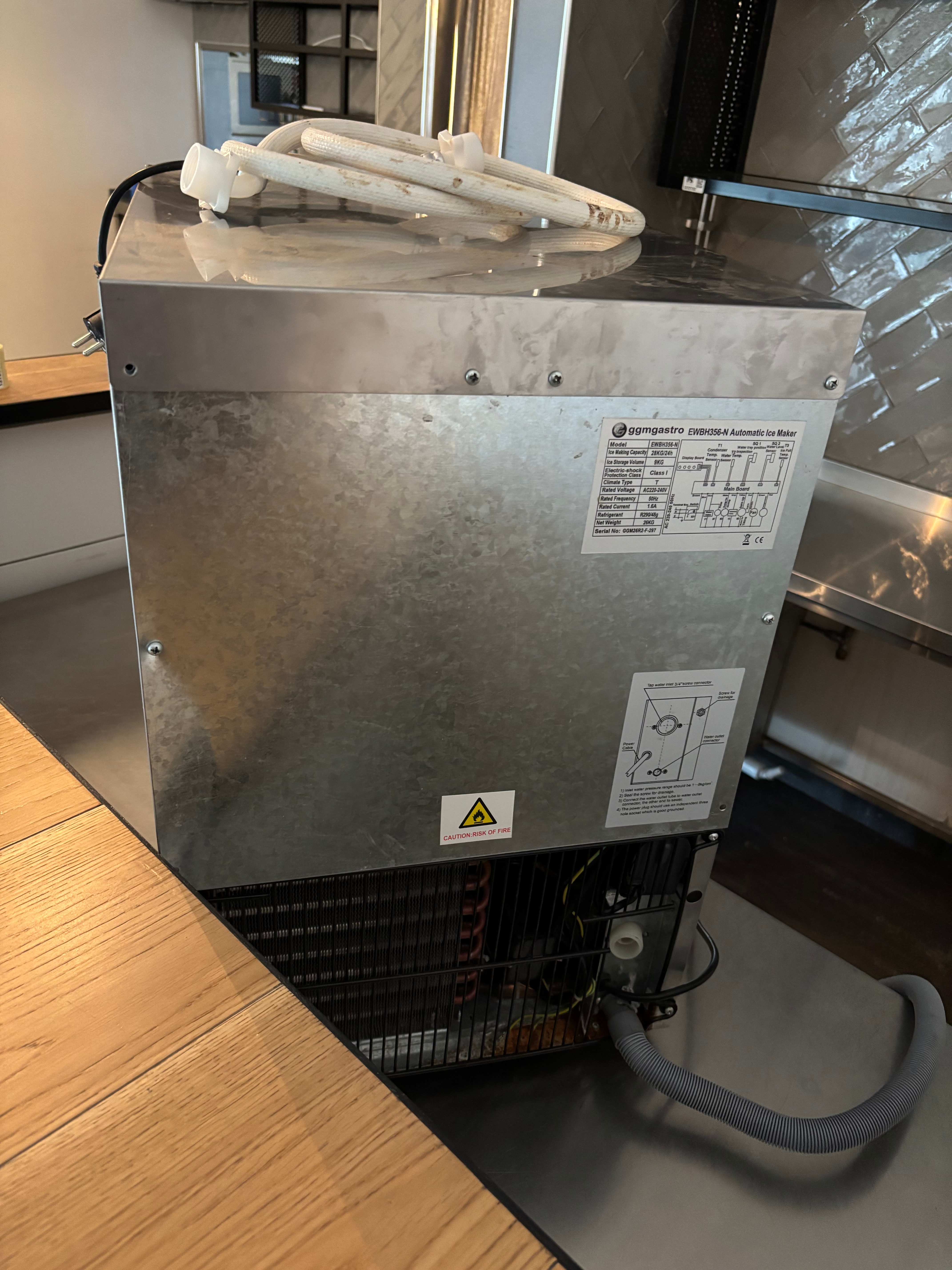 R290 Kältemittel GGM Gastro Eiswürfelbereiter EWBH356-N – Hohlzylinder-Eis, 28 Kg/24 H, Edelstahl, 7 Kg Behälter, Luftkühlung, R290, 240 W, 230 V, Steckerfertig