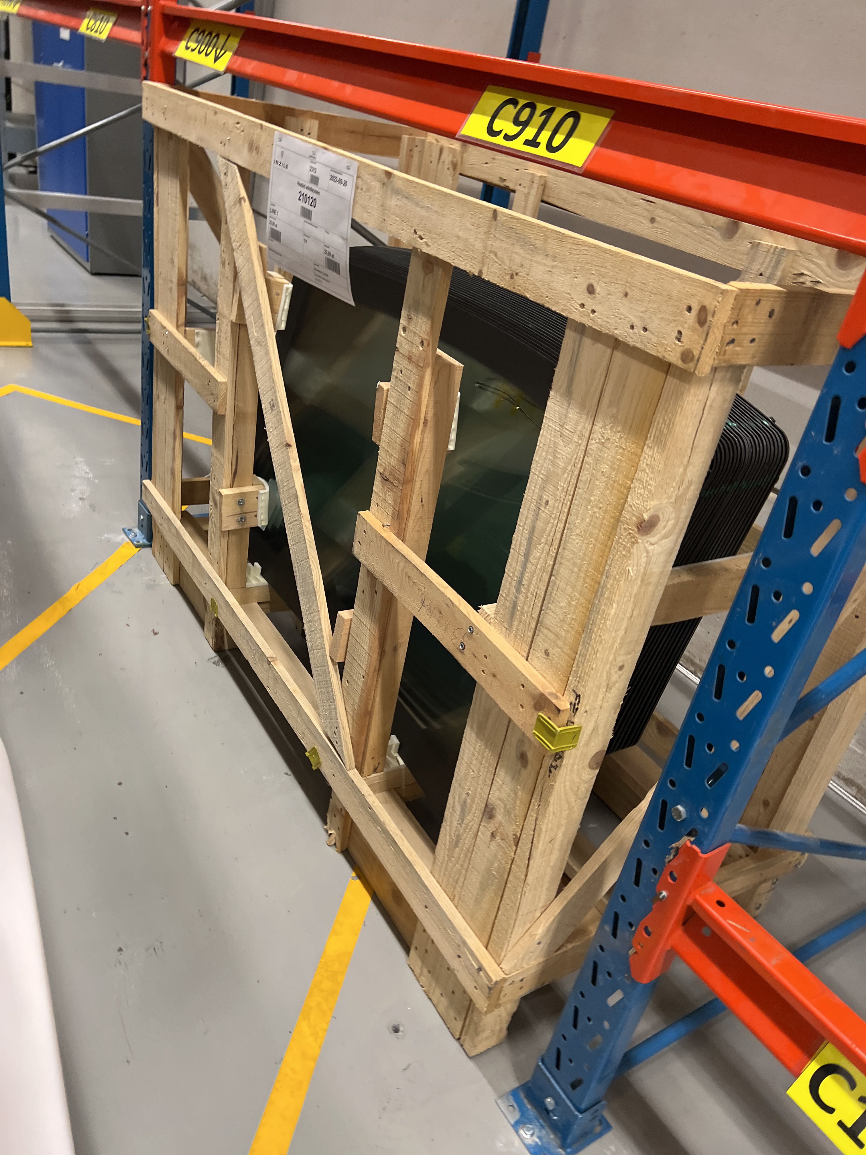 Windscreen Pallets 5 pallets with windshields for electric vehicles - PS Auction - We ...